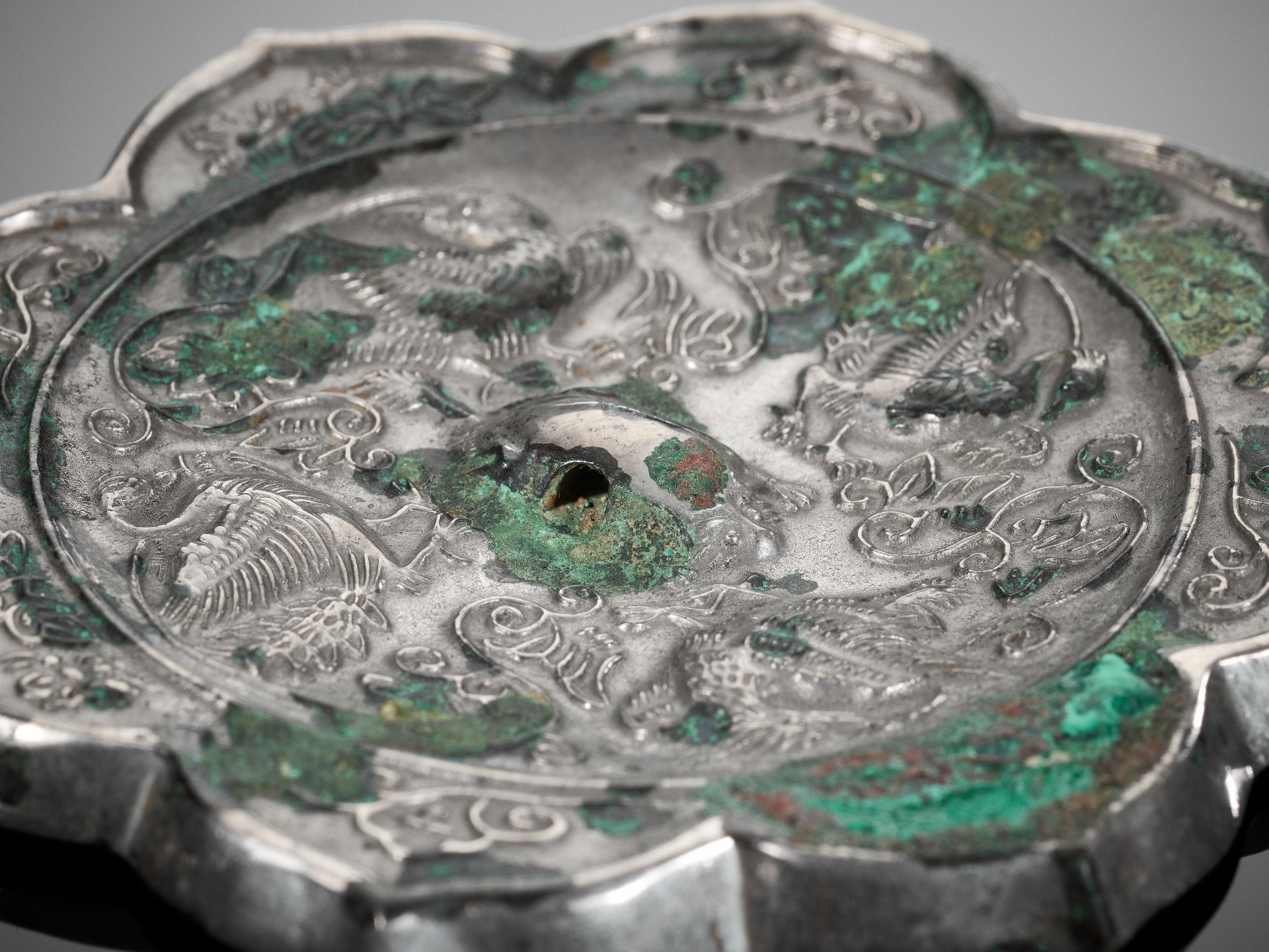 AN OCTAFOIL SILVERED BRONZE 'BIRDS AND FLOWERS' MIRROR, TANG DYNASTY - Image 3 of 10