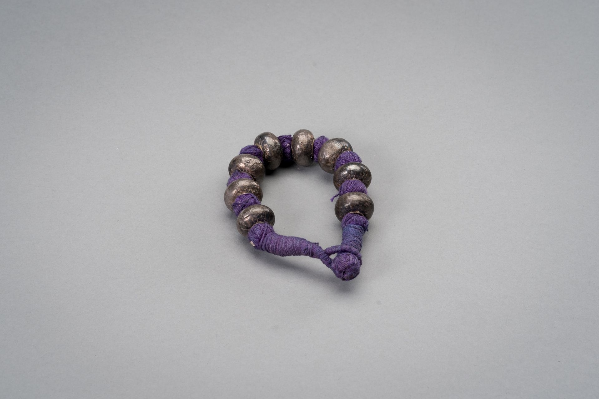 A SILVER BEADED BRACELET, 1900s - Image 6 of 7