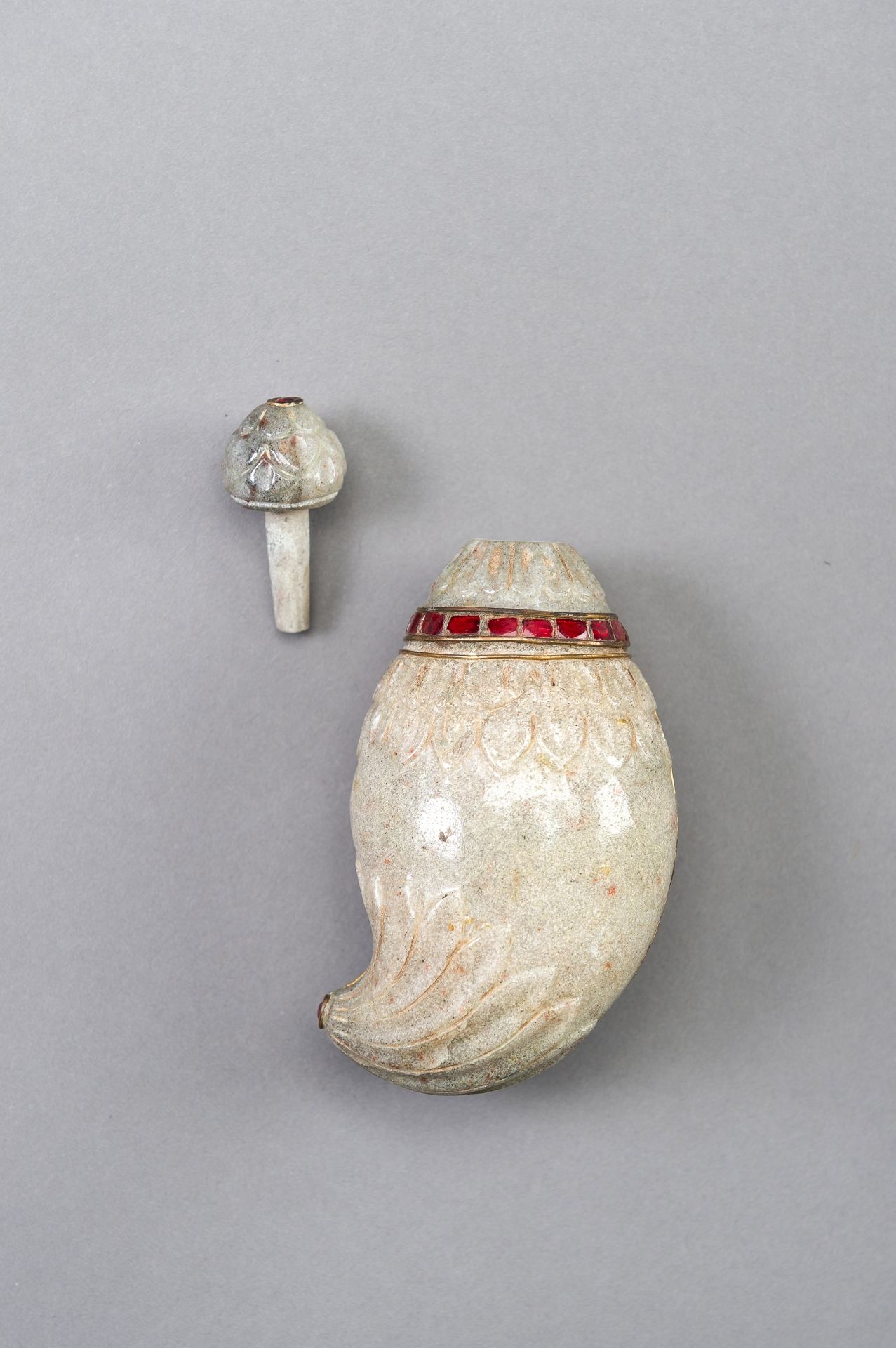 A MUGHAL-STYLE STONE PERFUME BOTTLE - Image 3 of 10