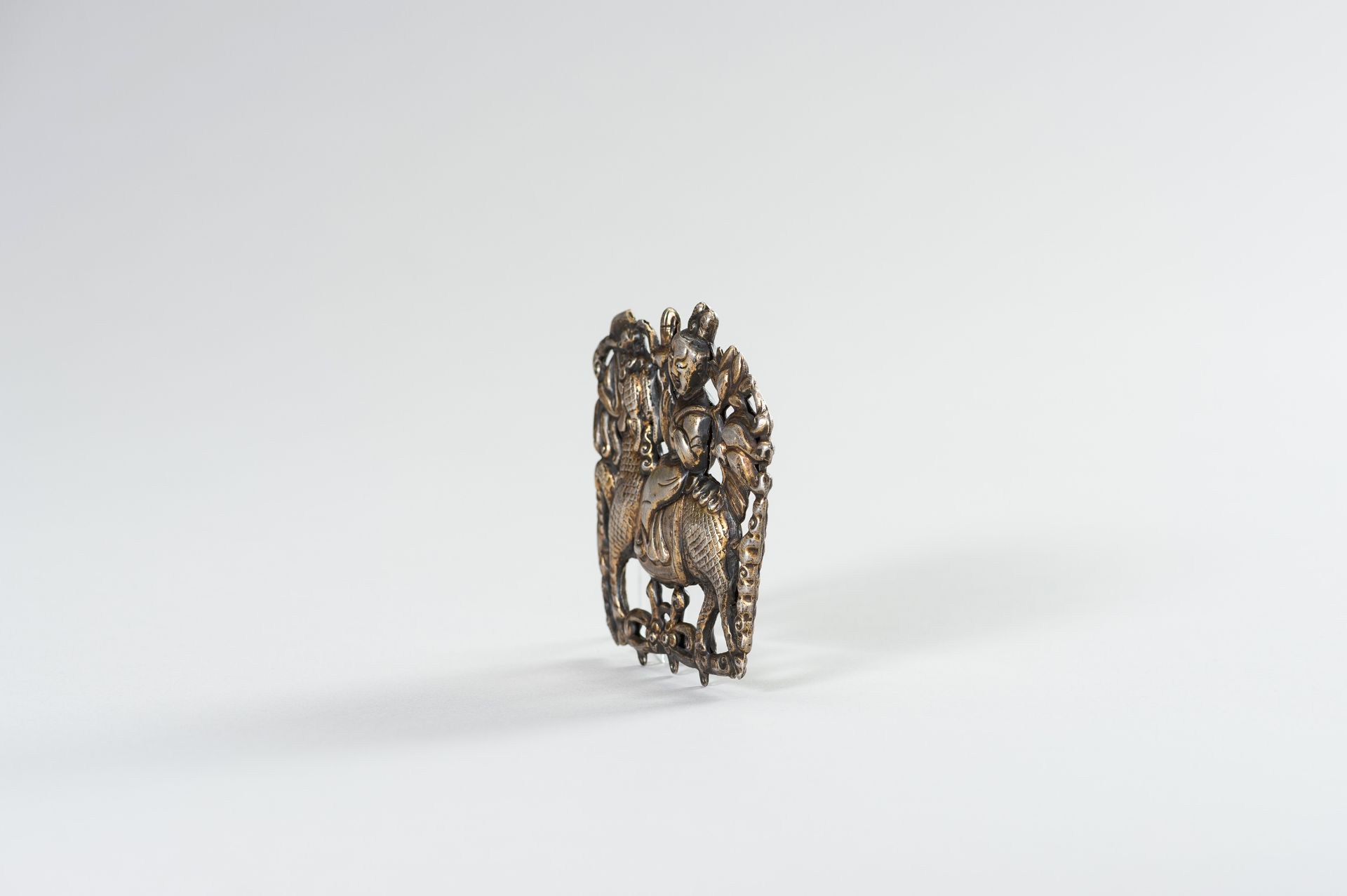 A PARCEL GILT SILVER REPOUSSE ORNAMENT OF GUANYIN ON A BUDDHIST LION - Image 4 of 7