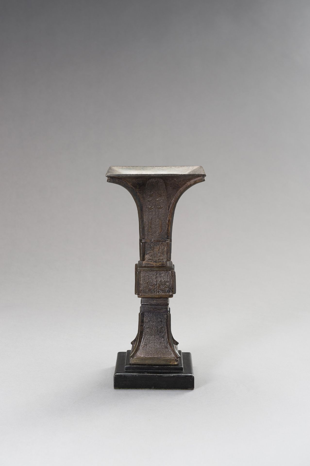 AN ARCHAISTIC BRONZE BEAKER VASE, GU - Image 9 of 11