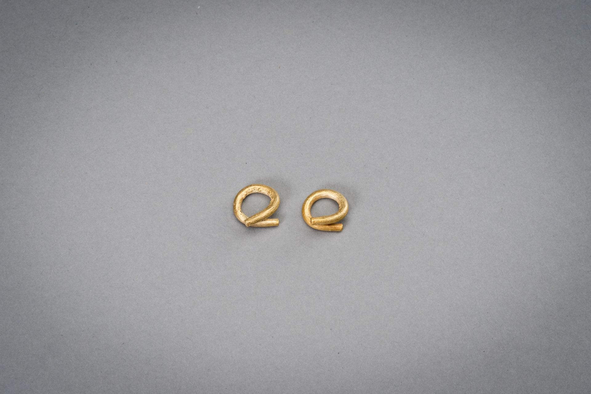 A PAIR OF KHMER GOLD ANNULAR EARRINGS - Bild 5 aus 7