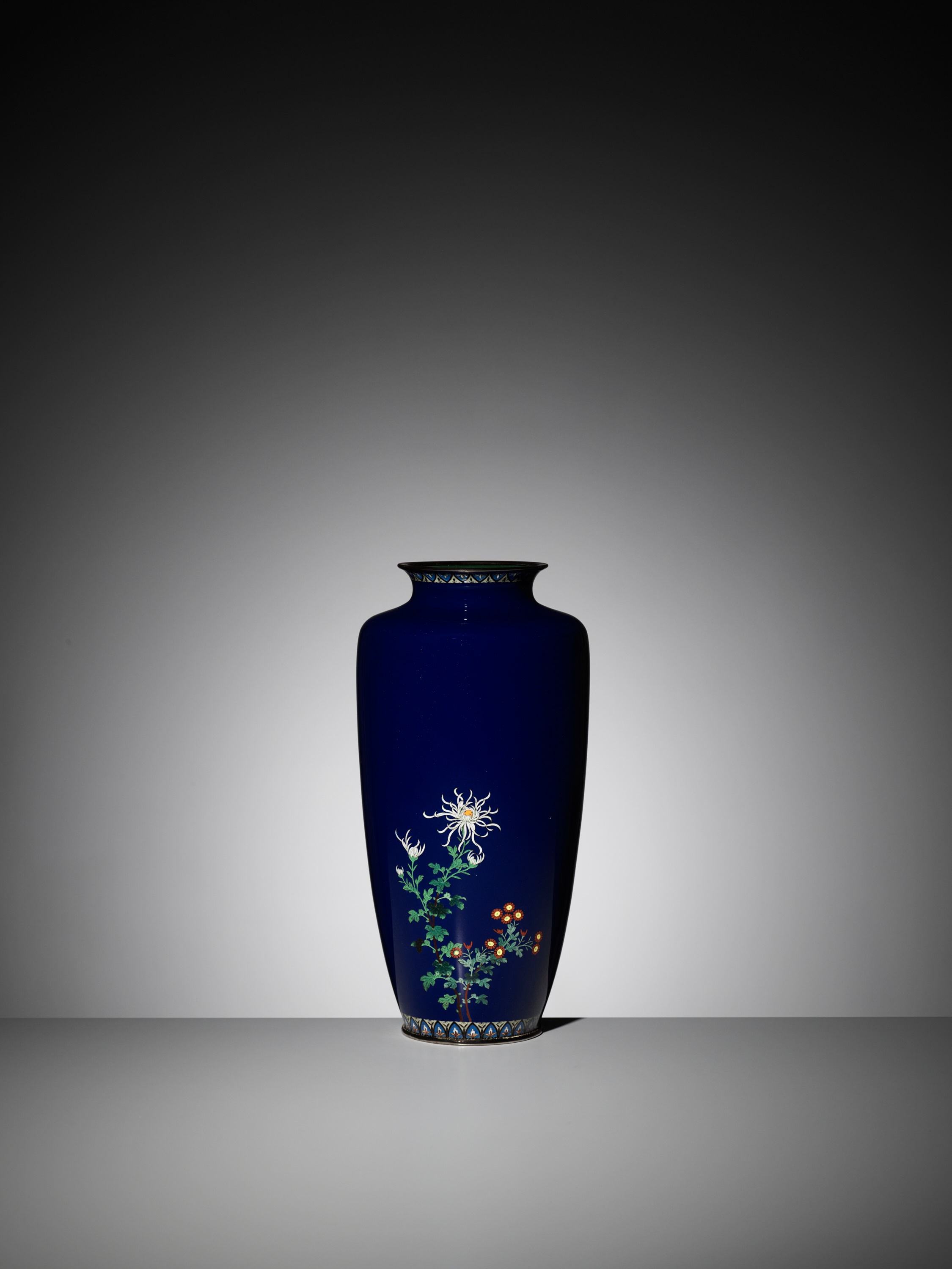 A LARGE MIDNIGHT-BLUE CLOISONNÃ‰ VASE WITH FLOWERS - Image 3 of 10