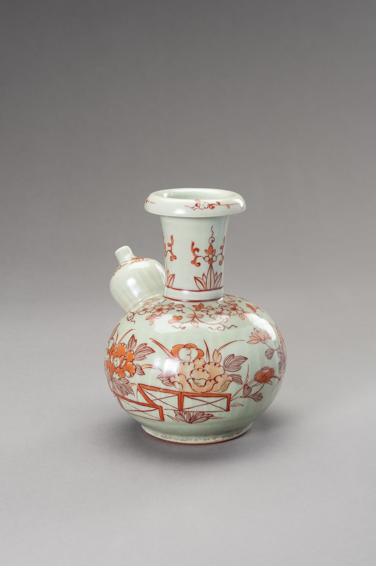 AN IMARI CELADON GROUND POURING VESSEL, KENDI, EDO PERIOD - Bild 2 aus 11