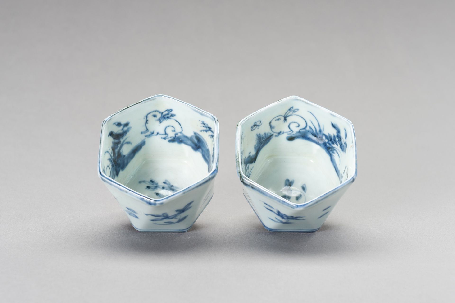 A SET OF BLUE AND WHITE HEXAGONAL CUPS, 19TH CENTURY - Bild 6 aus 12