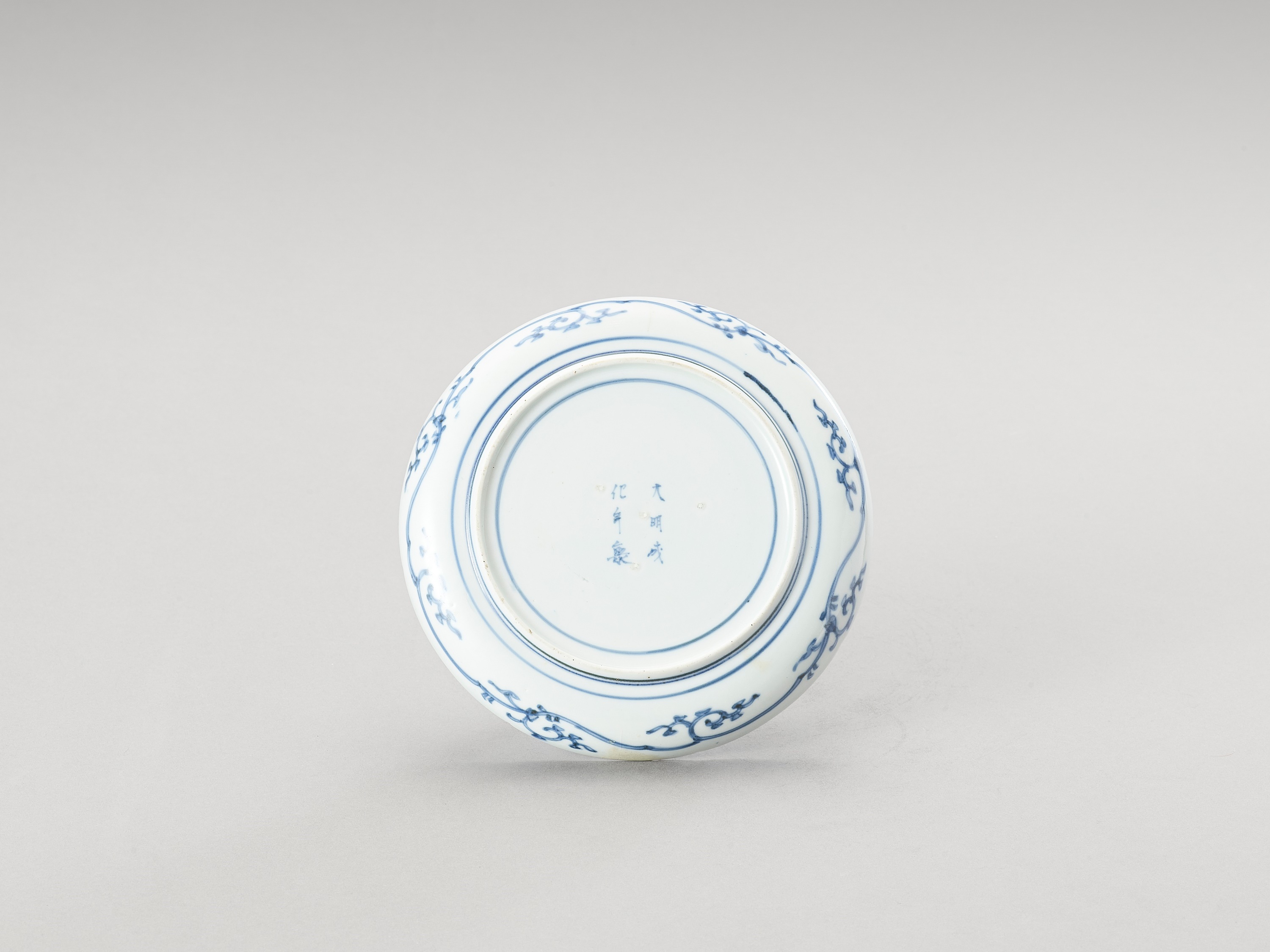 A BLUE AND WHITE ARITA PORCELAIN 'FLORAL' DISH - Image 3 of 4