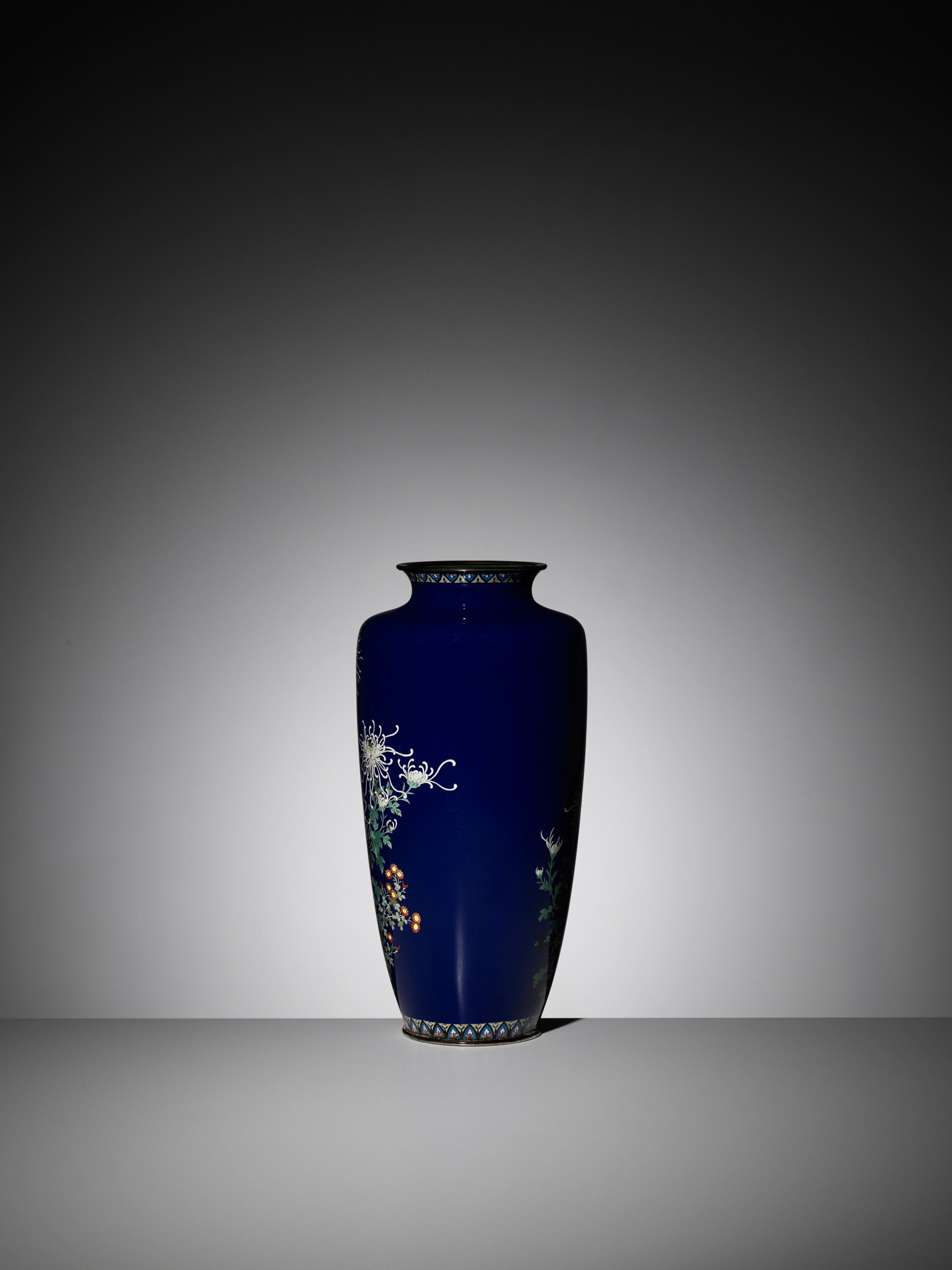 A LARGE MIDNIGHT-BLUE CLOISONNÃ‰ VASE WITH FLOWERS - Image 5 of 10