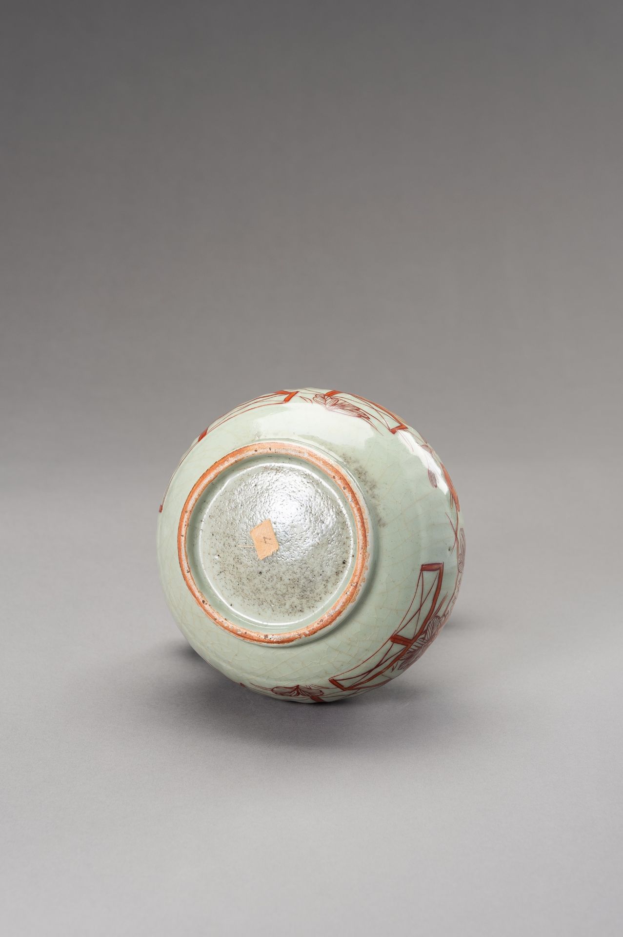 AN IMARI CELADON GROUND POURING VESSEL, KENDI, EDO PERIOD - Bild 9 aus 11