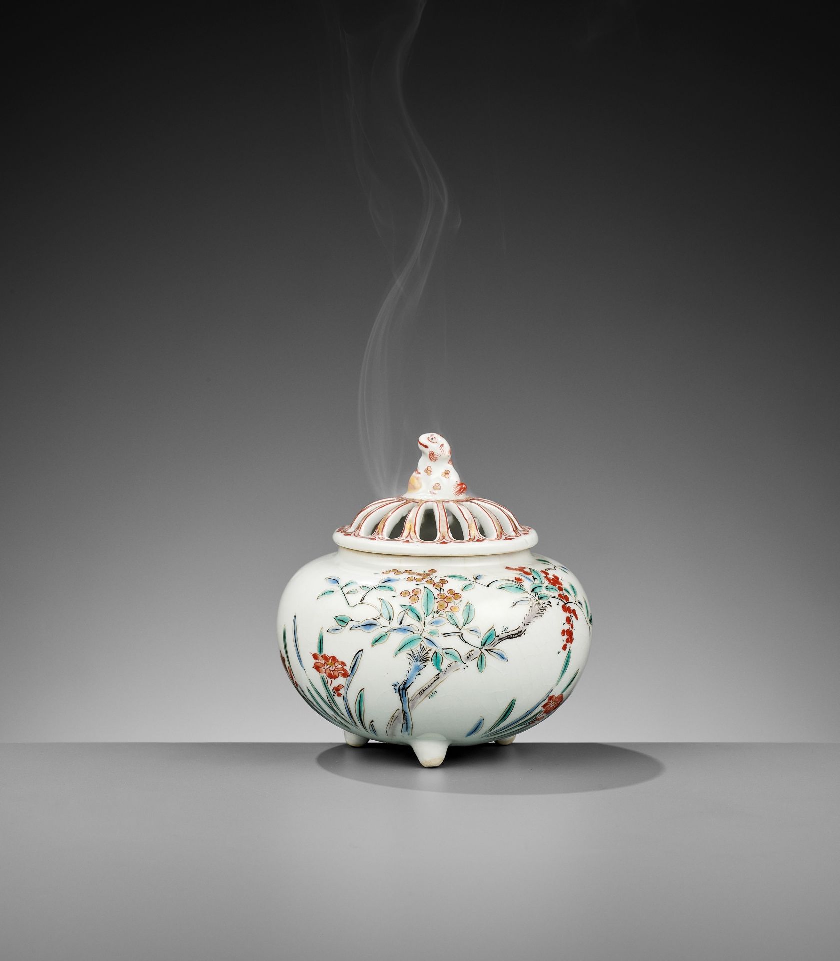 A KAKIEMON KORO (INCENSE BURNER) AND COVER