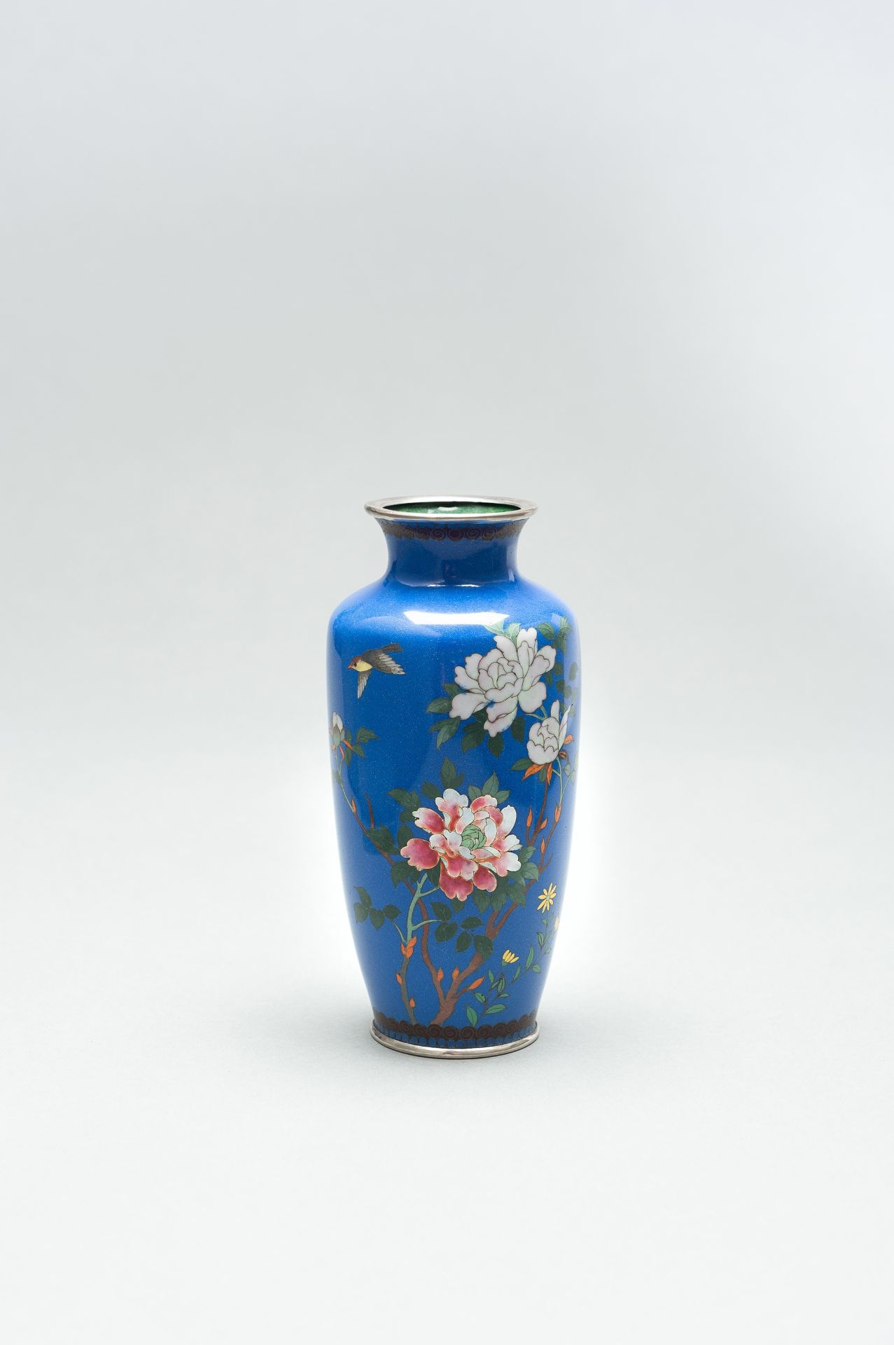 A BLUE CLOISONNÃ‰ ENAMEL VASE WITH PEONIES - Bild 3 aus 11