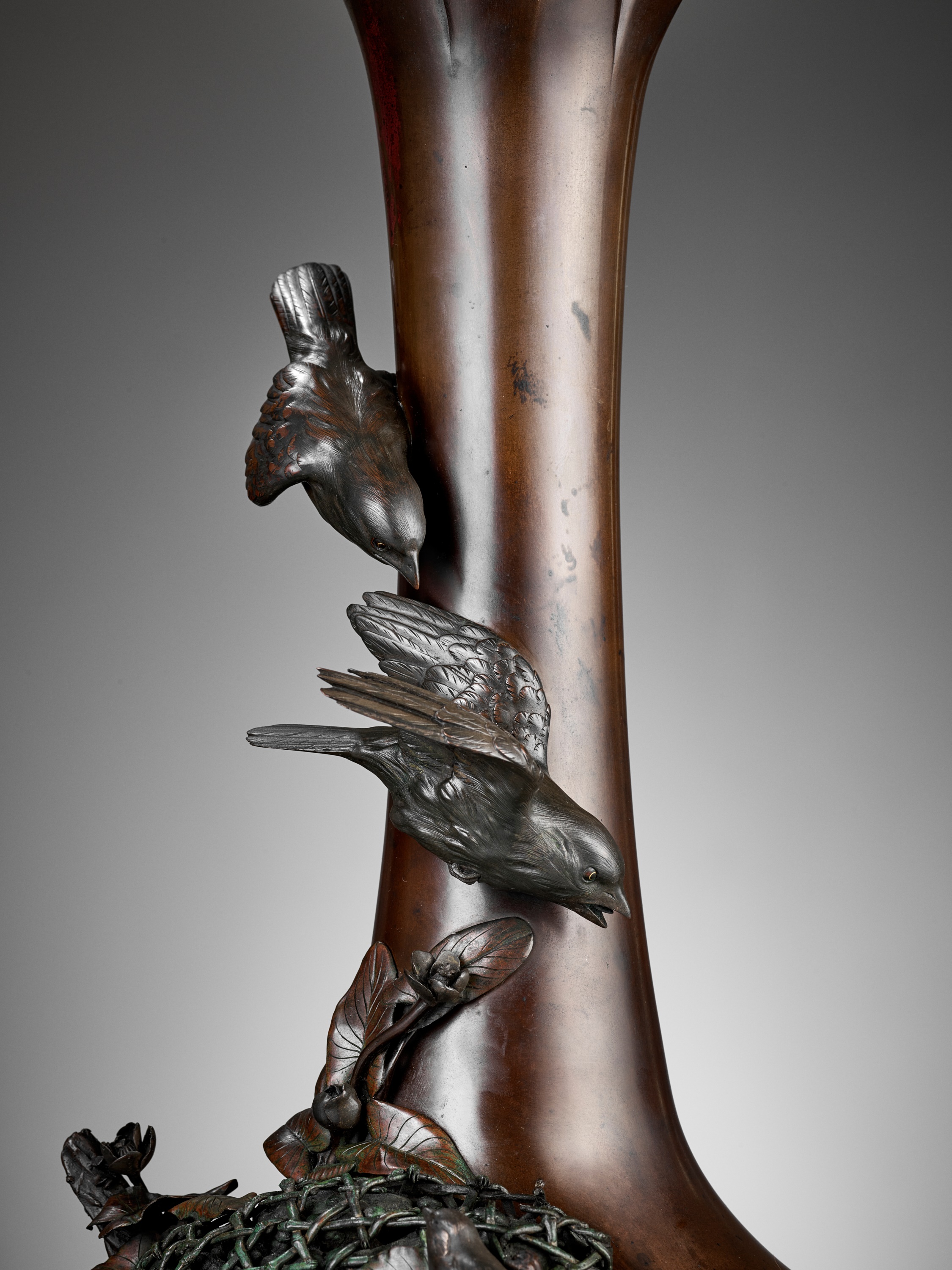 A LARGE INLAID BRONZE VASE WITH SPARROWS - Image 2 of 9