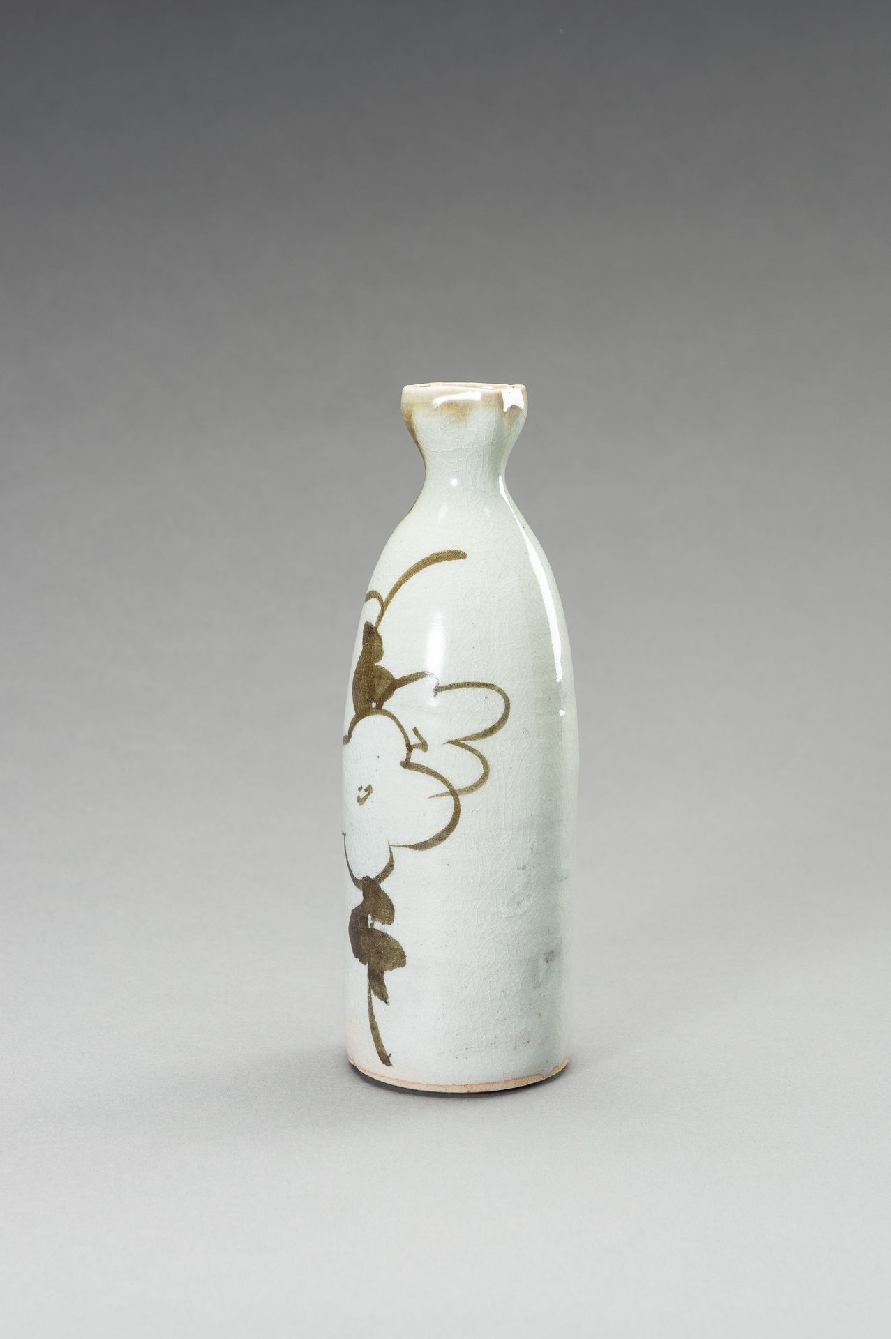 A PARTLY GLAZED CERAMIC SAKE BOTTLE - Bild 2 aus 8