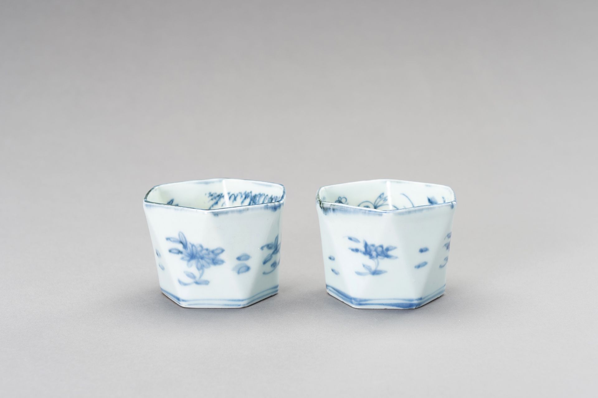 A SET OF BLUE AND WHITE HEXAGONAL CUPS, 19TH CENTURY - Bild 2 aus 12
