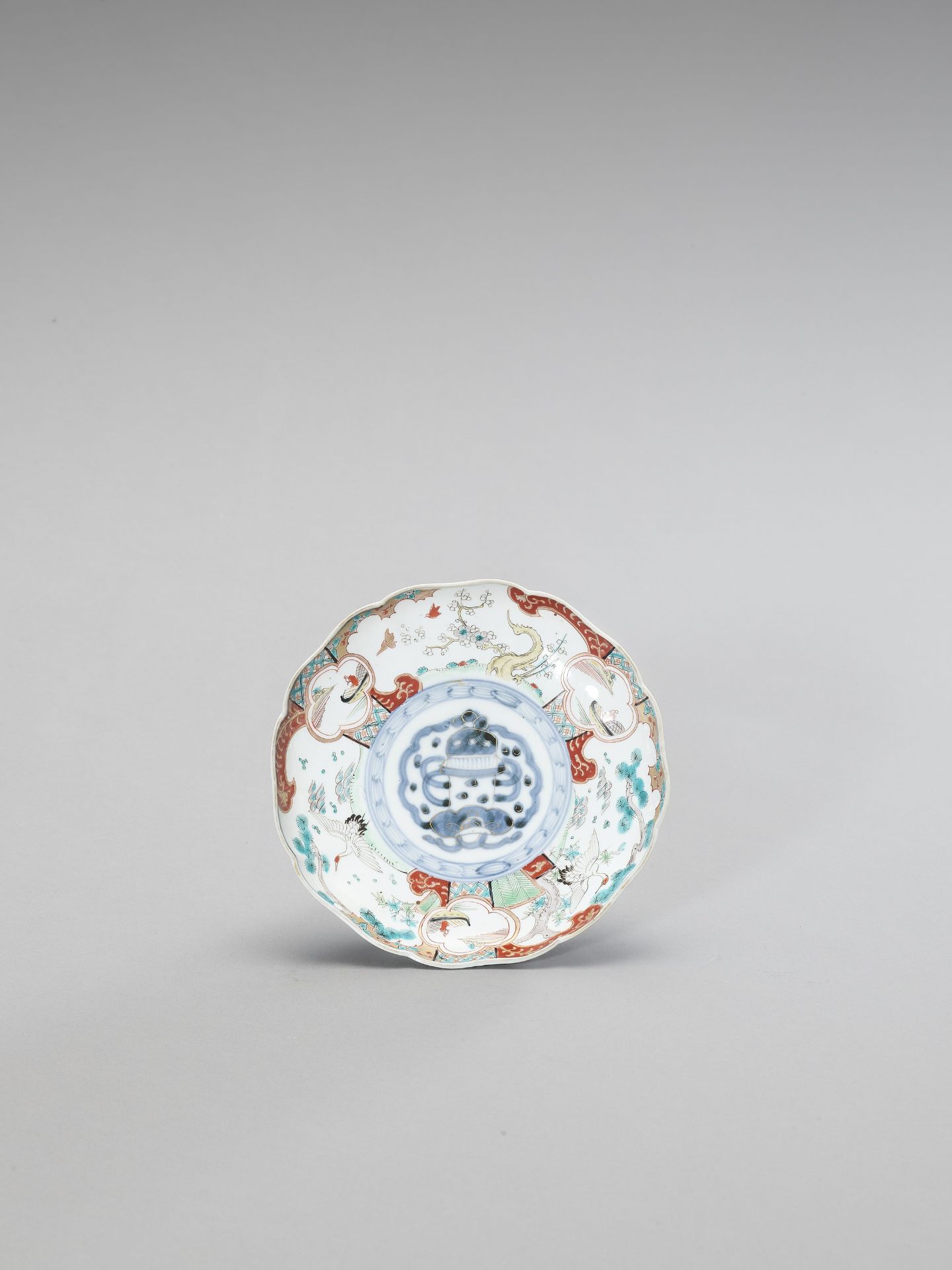 A FINE IMARI PORCELAIN PLATE