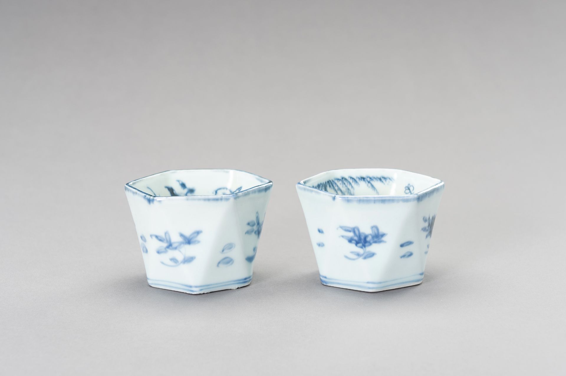 A SET OF BLUE AND WHITE HEXAGONAL CUPS, 19TH CENTURY - Bild 11 aus 12
