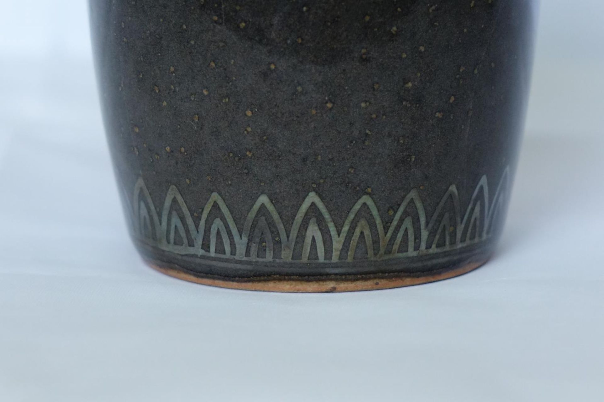 HOZEN: A BLACK GLAZED AND SILVER ENAMELED PORCELAIN VASE - Bild 8 aus 9