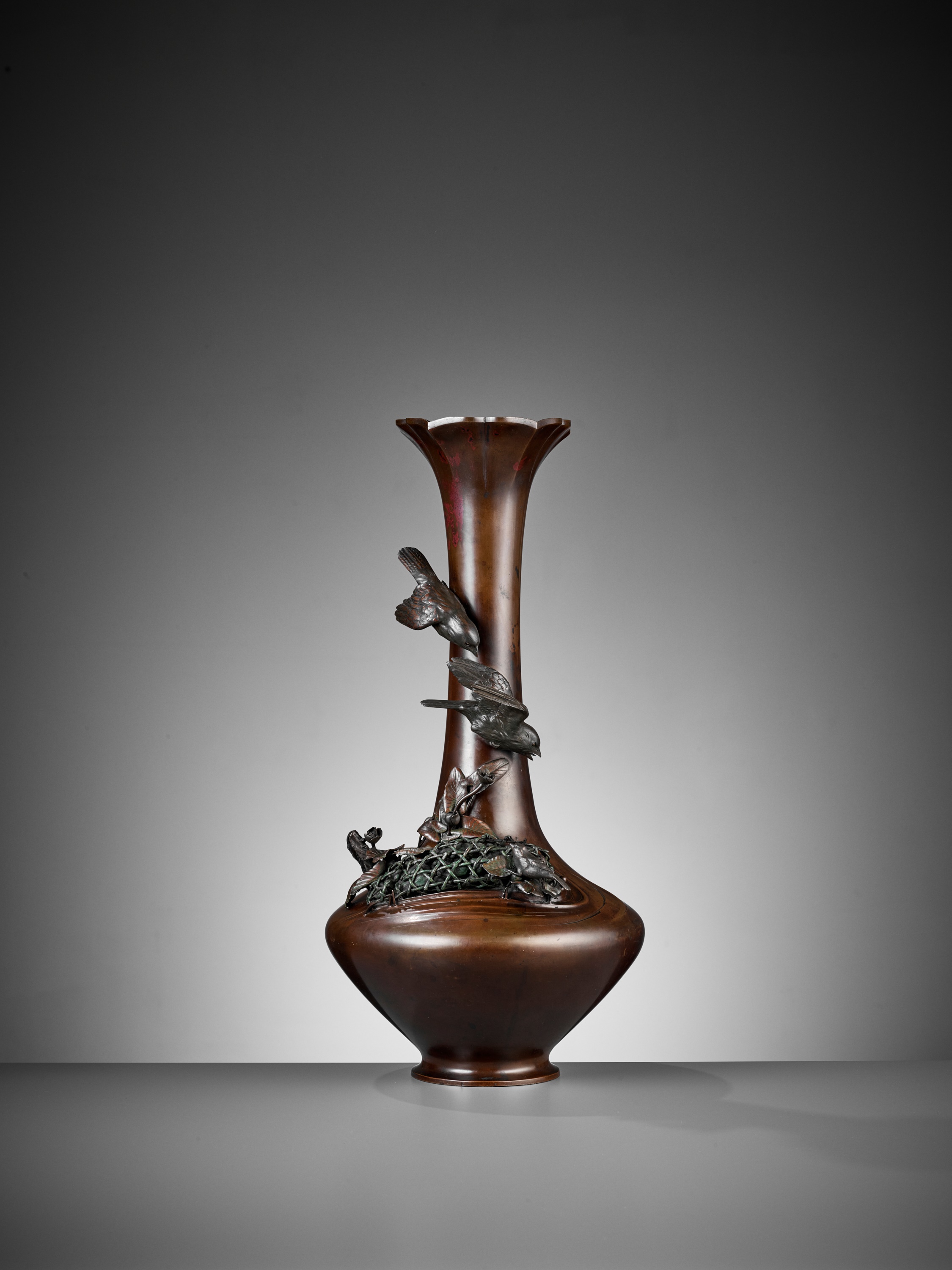 A LARGE INLAID BRONZE VASE WITH SPARROWS - Image 3 of 9