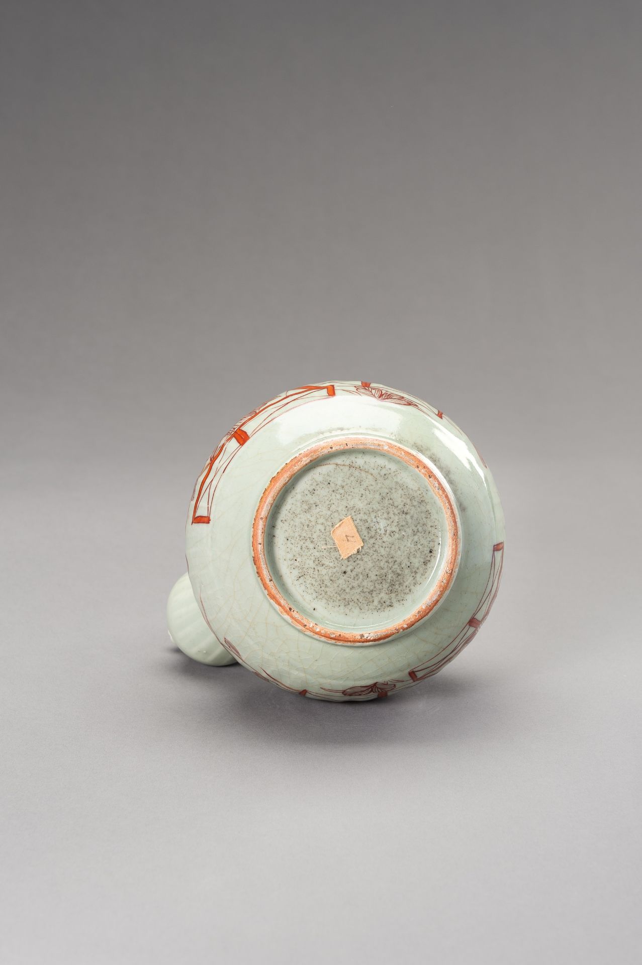 AN IMARI CELADON GROUND POURING VESSEL, KENDI, EDO PERIOD - Bild 7 aus 11