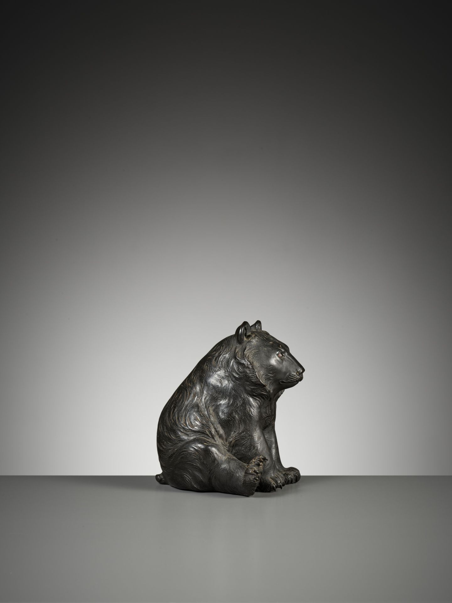 OMORI MITSUMOTO: A RARE AND CHARMING BRONZE OKIMONO OF A BEAR - Bild 9 aus 11