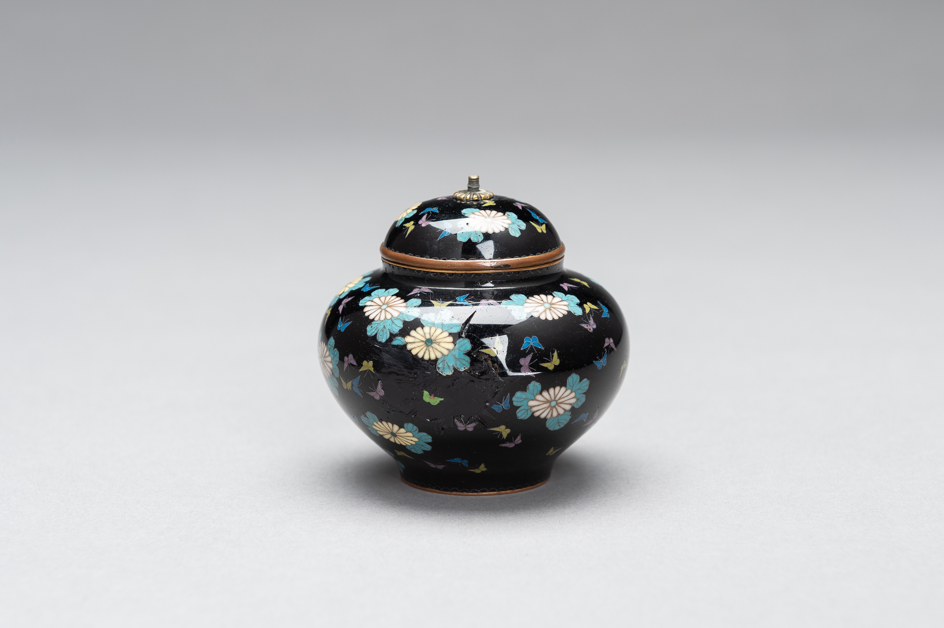 A CLOISONNÃ‰ ENAMEL MINIATURE VASE WITH COVER - Image 4 of 9