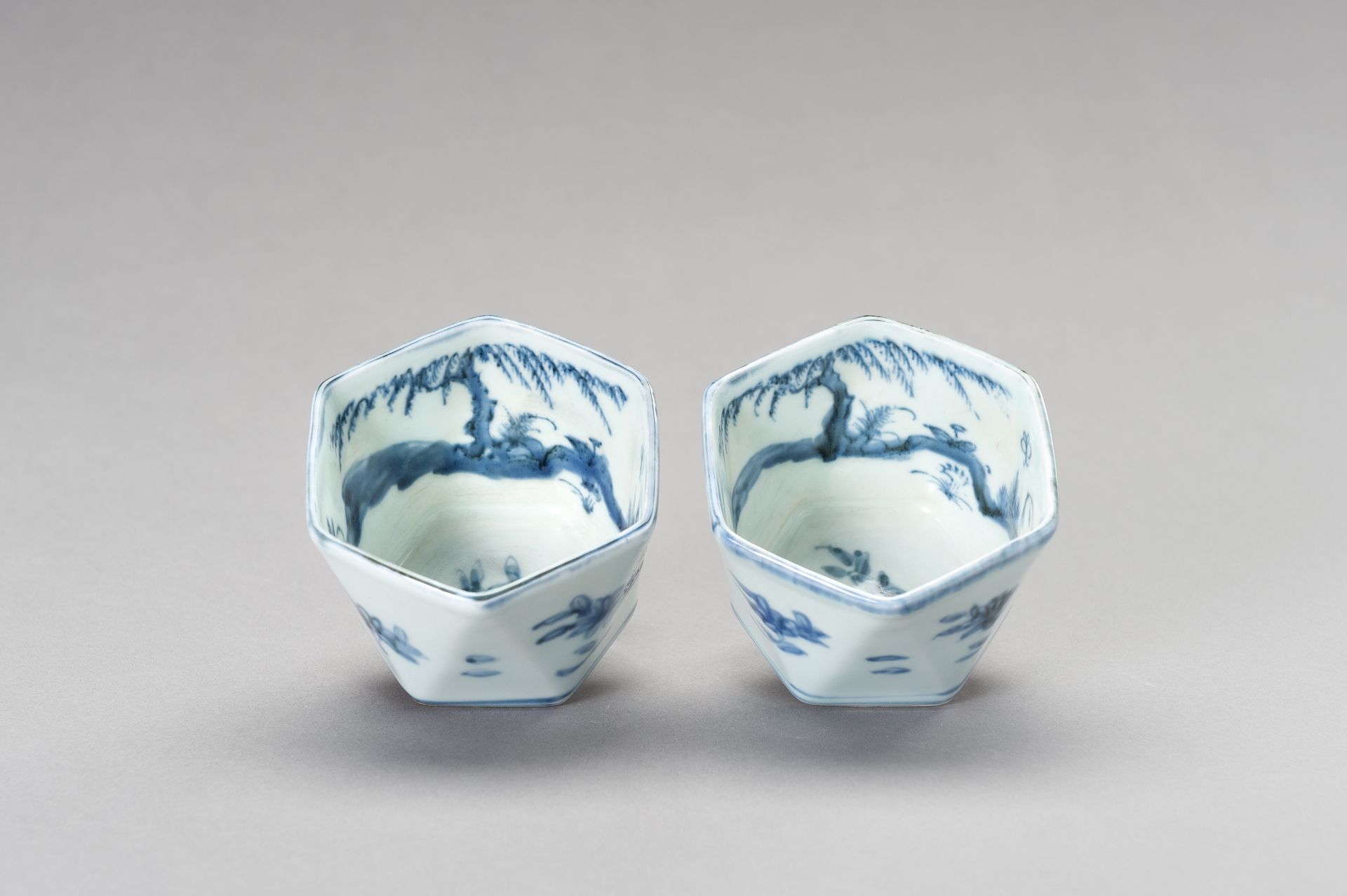 A SET OF BLUE AND WHITE HEXAGONAL CUPS, 19TH CENTURY - Bild 8 aus 12