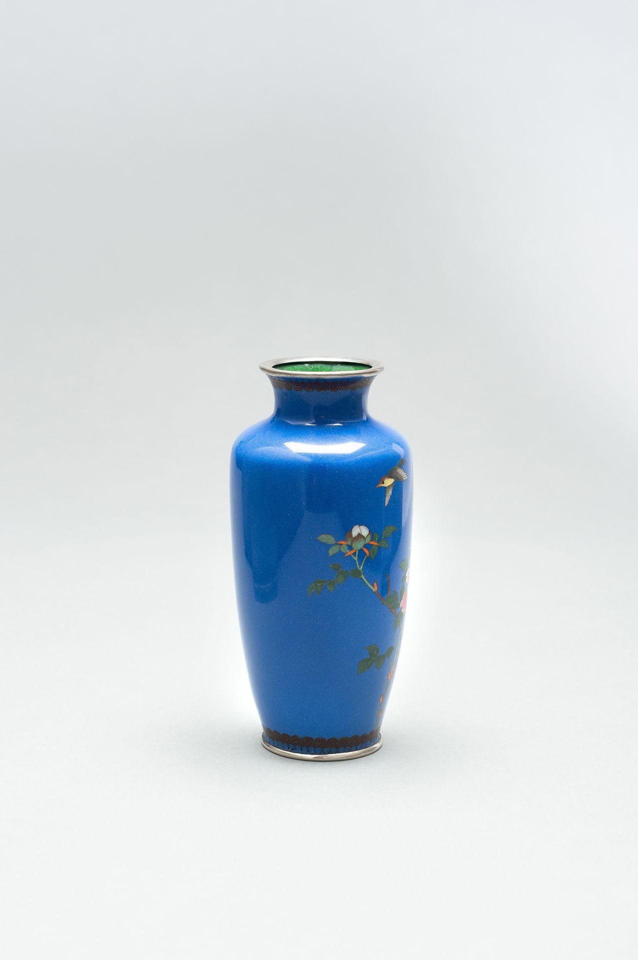 A BLUE CLOISONNÃ‰ ENAMEL VASE WITH PEONIES - Bild 4 aus 11