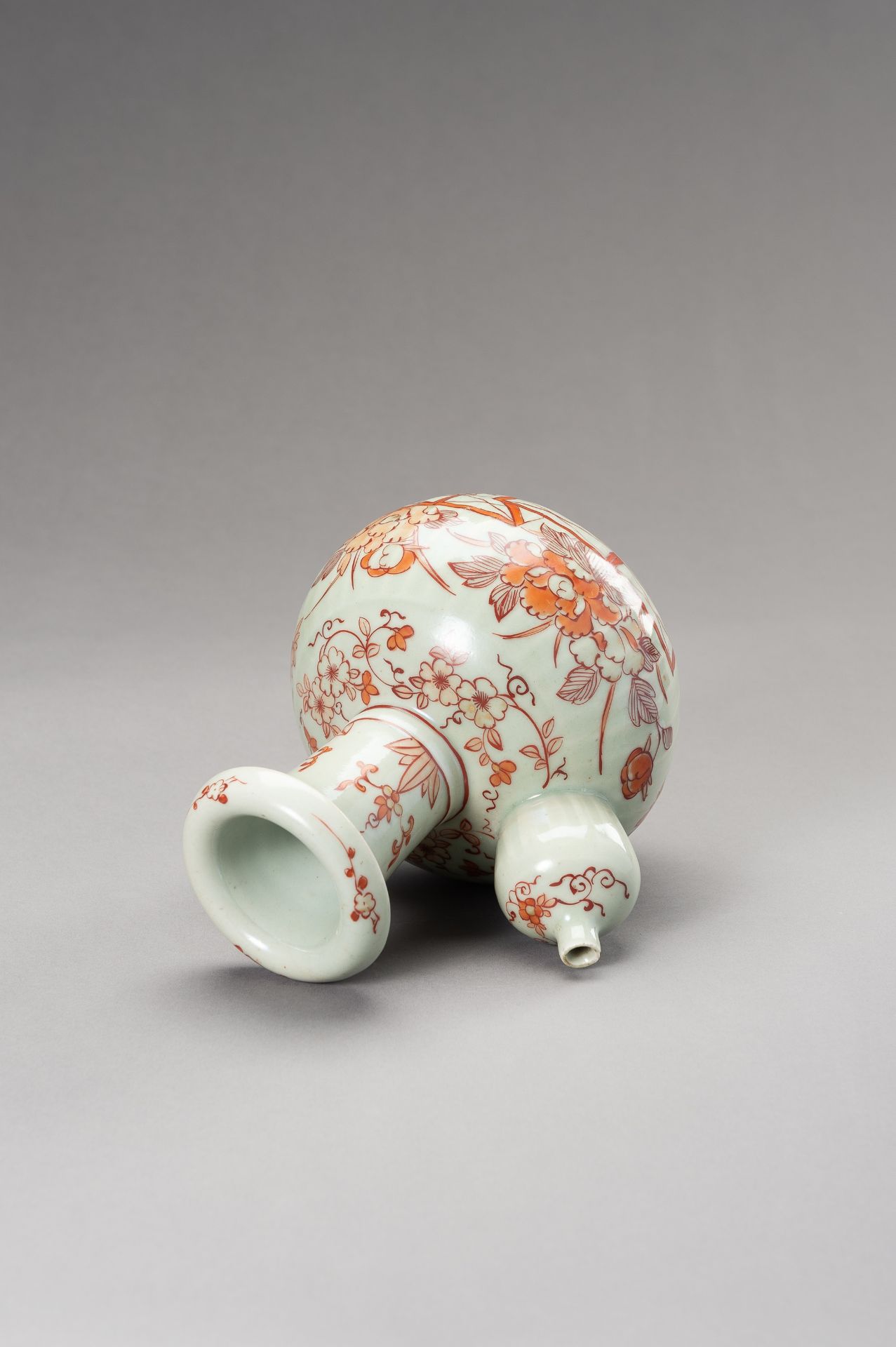 AN IMARI CELADON GROUND POURING VESSEL, KENDI, EDO PERIOD - Bild 8 aus 11