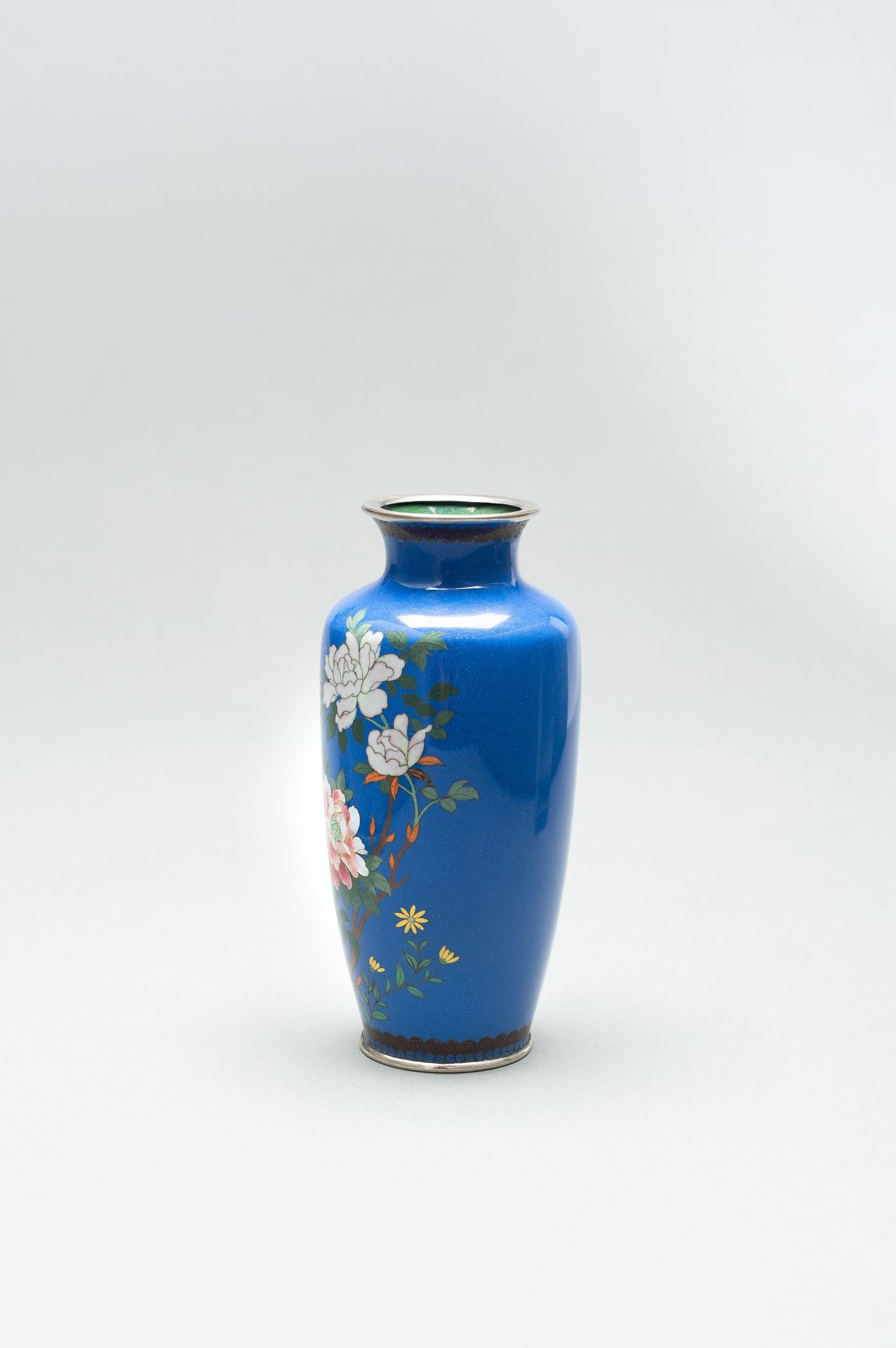 A BLUE CLOISONNÃ‰ ENAMEL VASE WITH PEONIES - Bild 6 aus 11