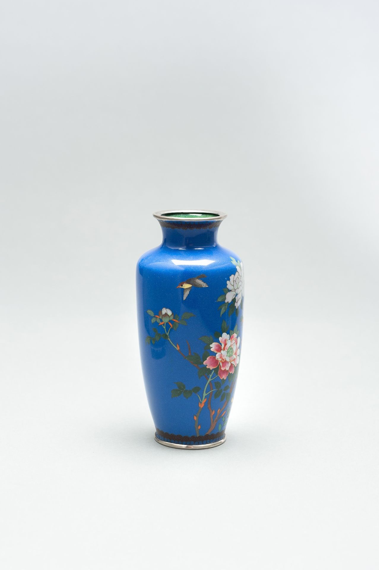 A BLUE CLOISONNÃ‰ ENAMEL VASE WITH PEONIES - Bild 5 aus 11