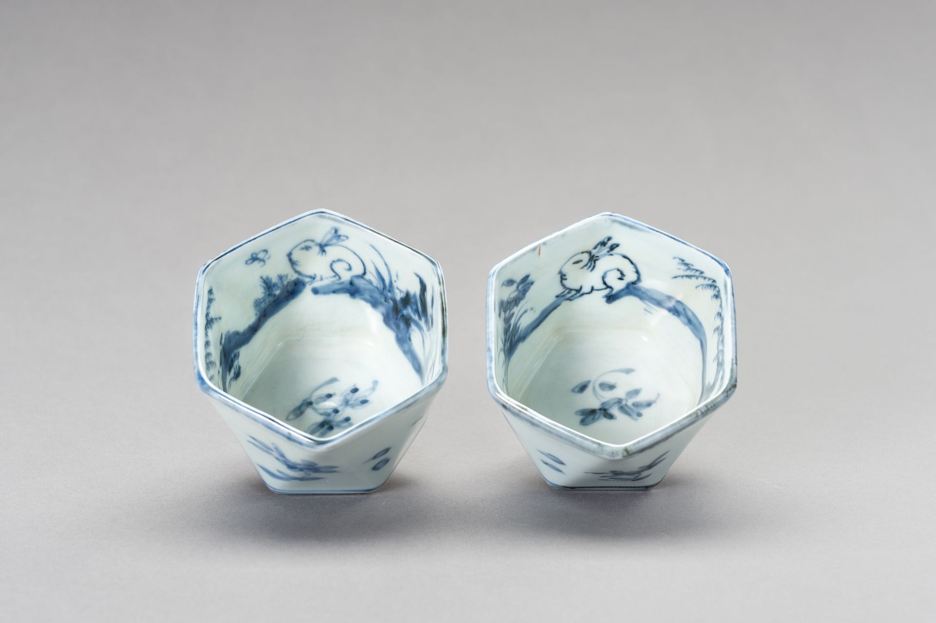 A SET OF BLUE AND WHITE HEXAGONAL CUPS, 19TH CENTURY - Bild 9 aus 12