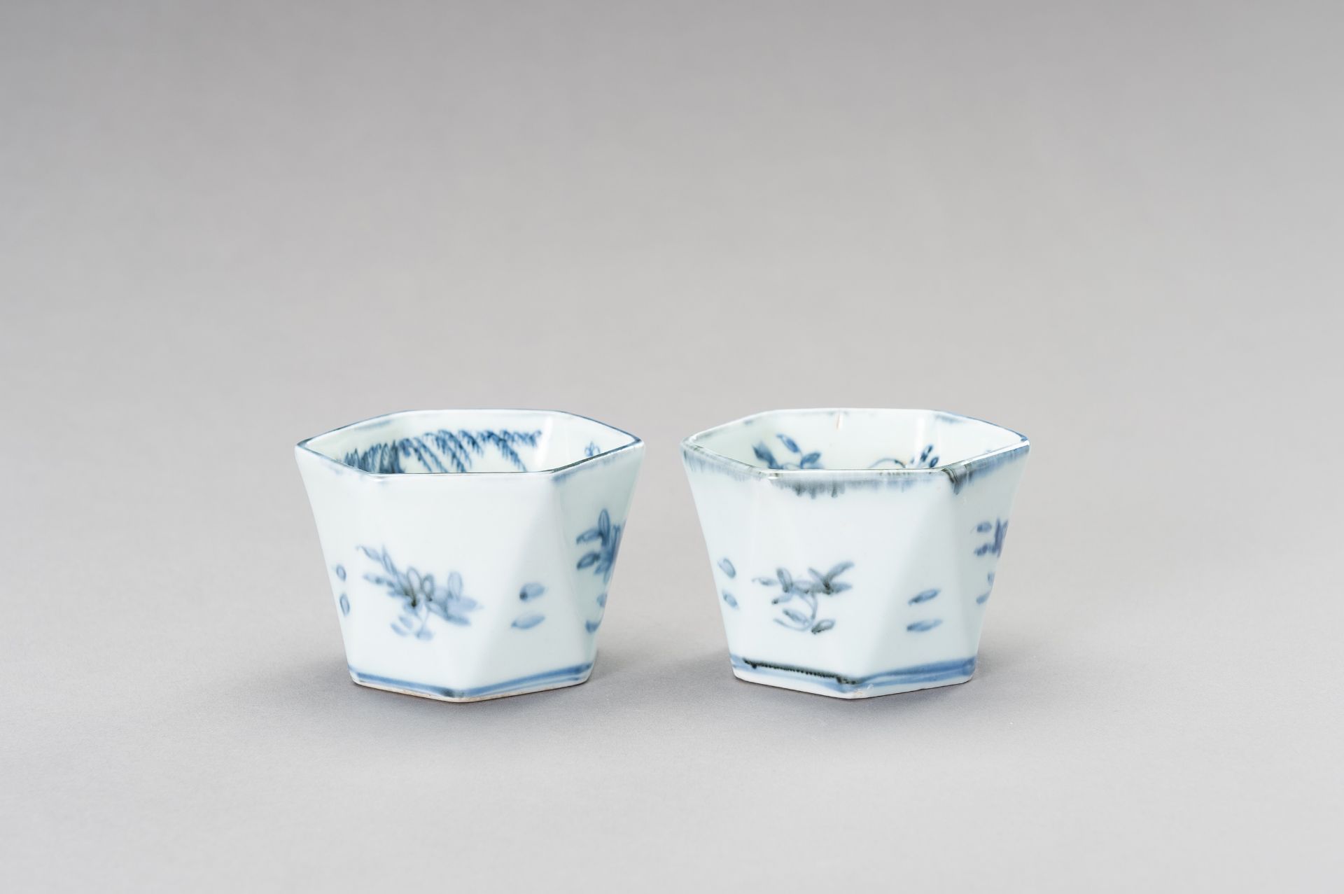 A SET OF BLUE AND WHITE HEXAGONAL CUPS, 19TH CENTURY - Bild 12 aus 12
