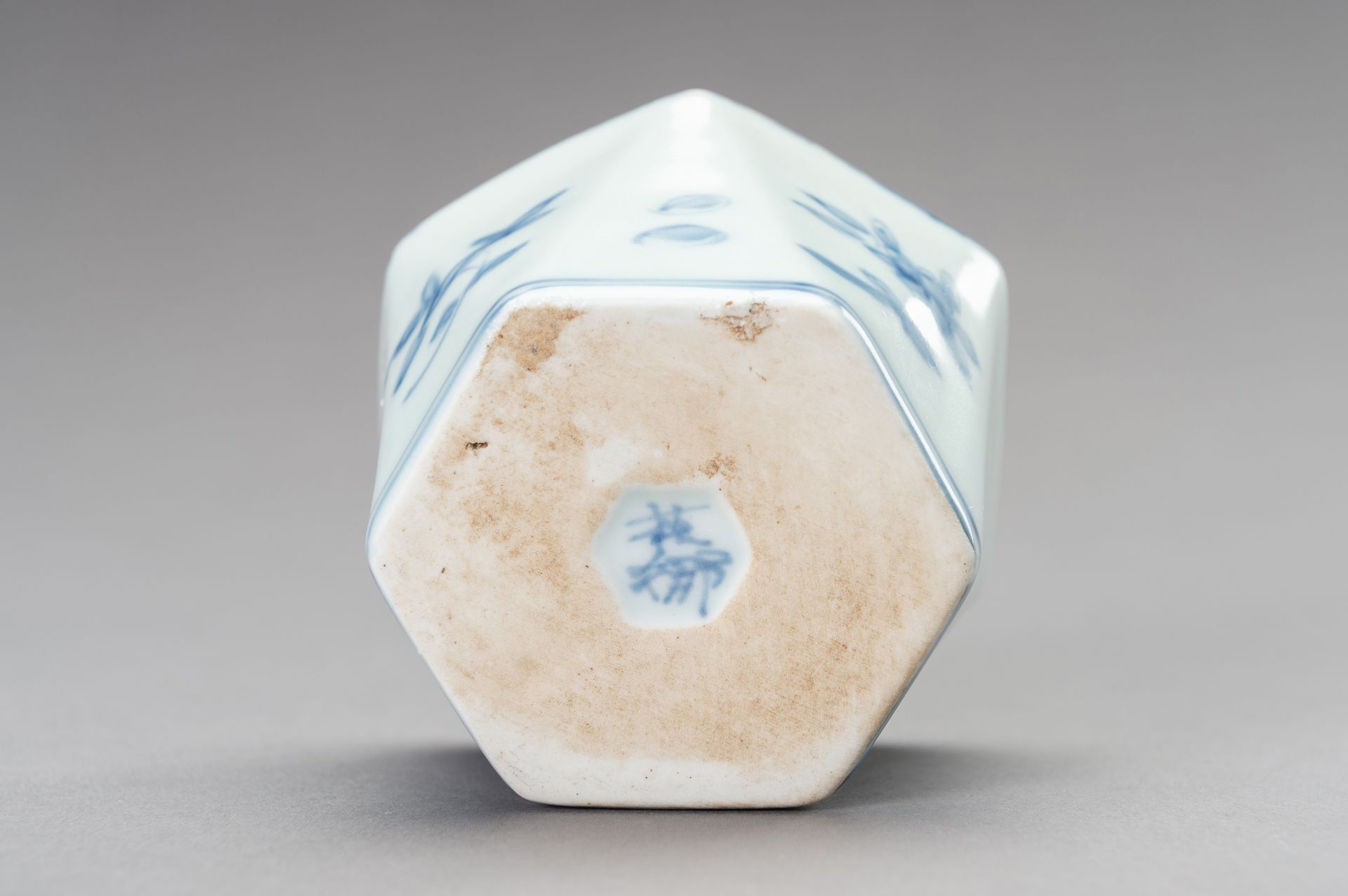 A SET OF BLUE AND WHITE HEXAGONAL CUPS, 19TH CENTURY - Bild 3 aus 12