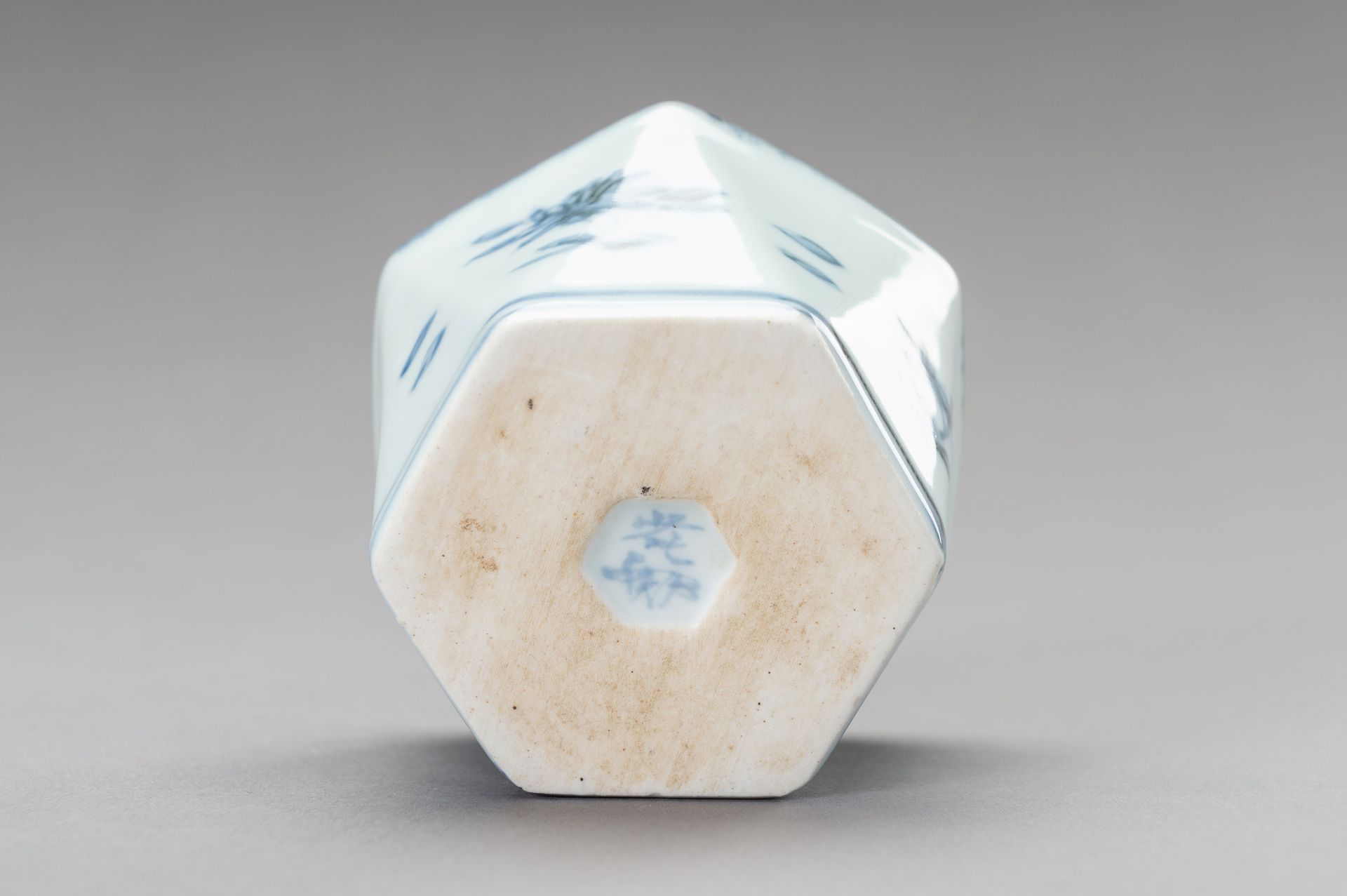 A SET OF BLUE AND WHITE HEXAGONAL CUPS, 19TH CENTURY - Bild 7 aus 12