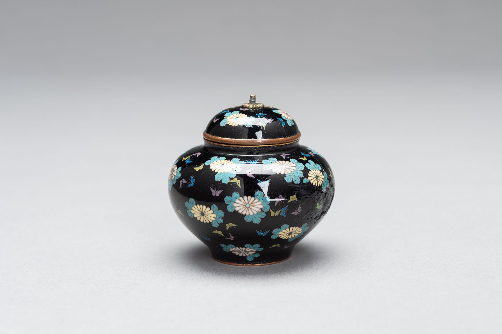 A CLOISONNÃ‰ ENAMEL MINIATURE VASE WITH COVER - Bild 3 aus 9