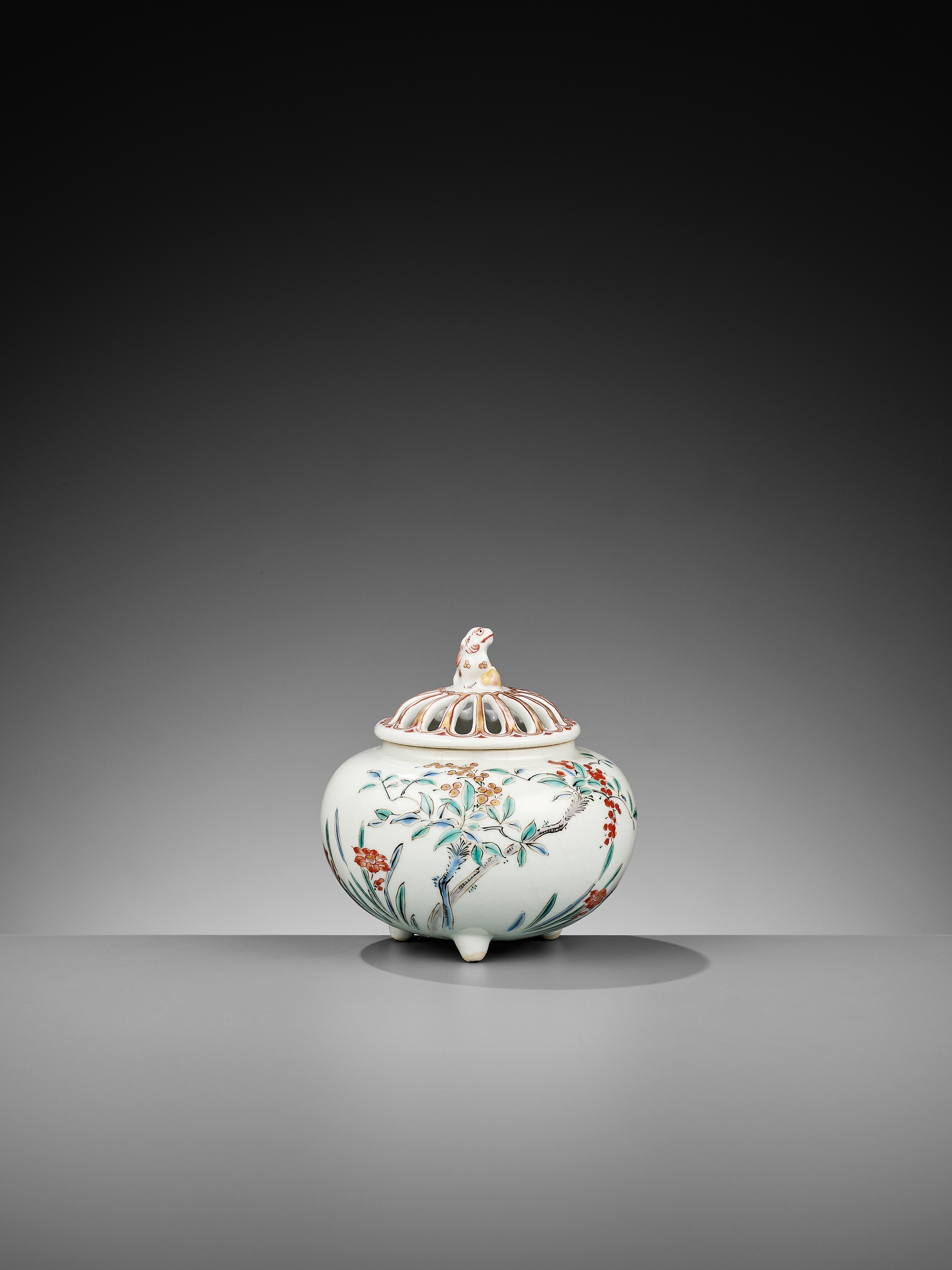 A KAKIEMON KORO (INCENSE BURNER) AND COVER - Image 3 of 10