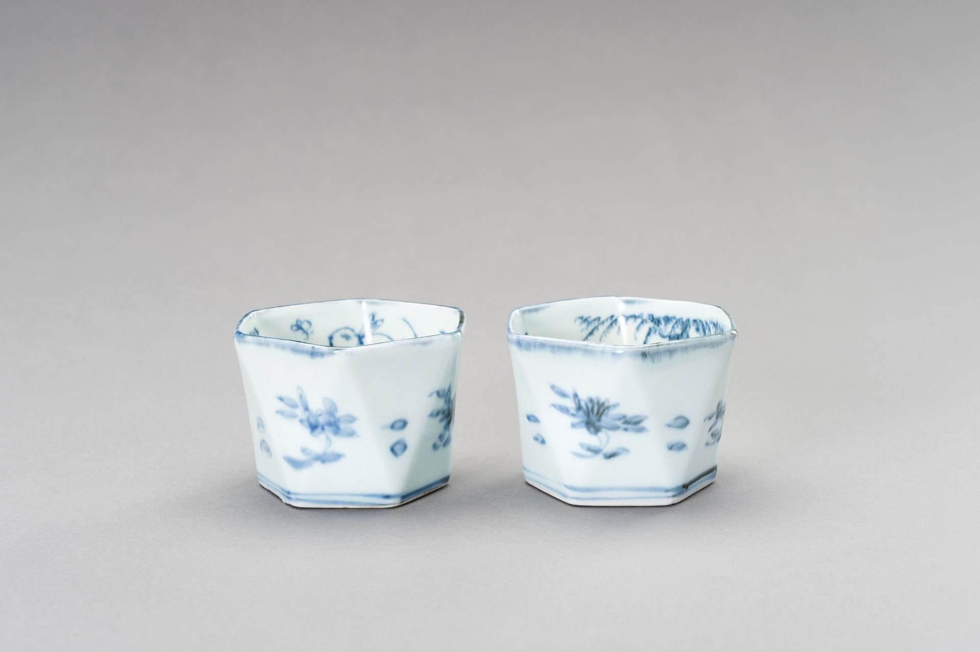 A SET OF BLUE AND WHITE HEXAGONAL CUPS, 19TH CENTURY