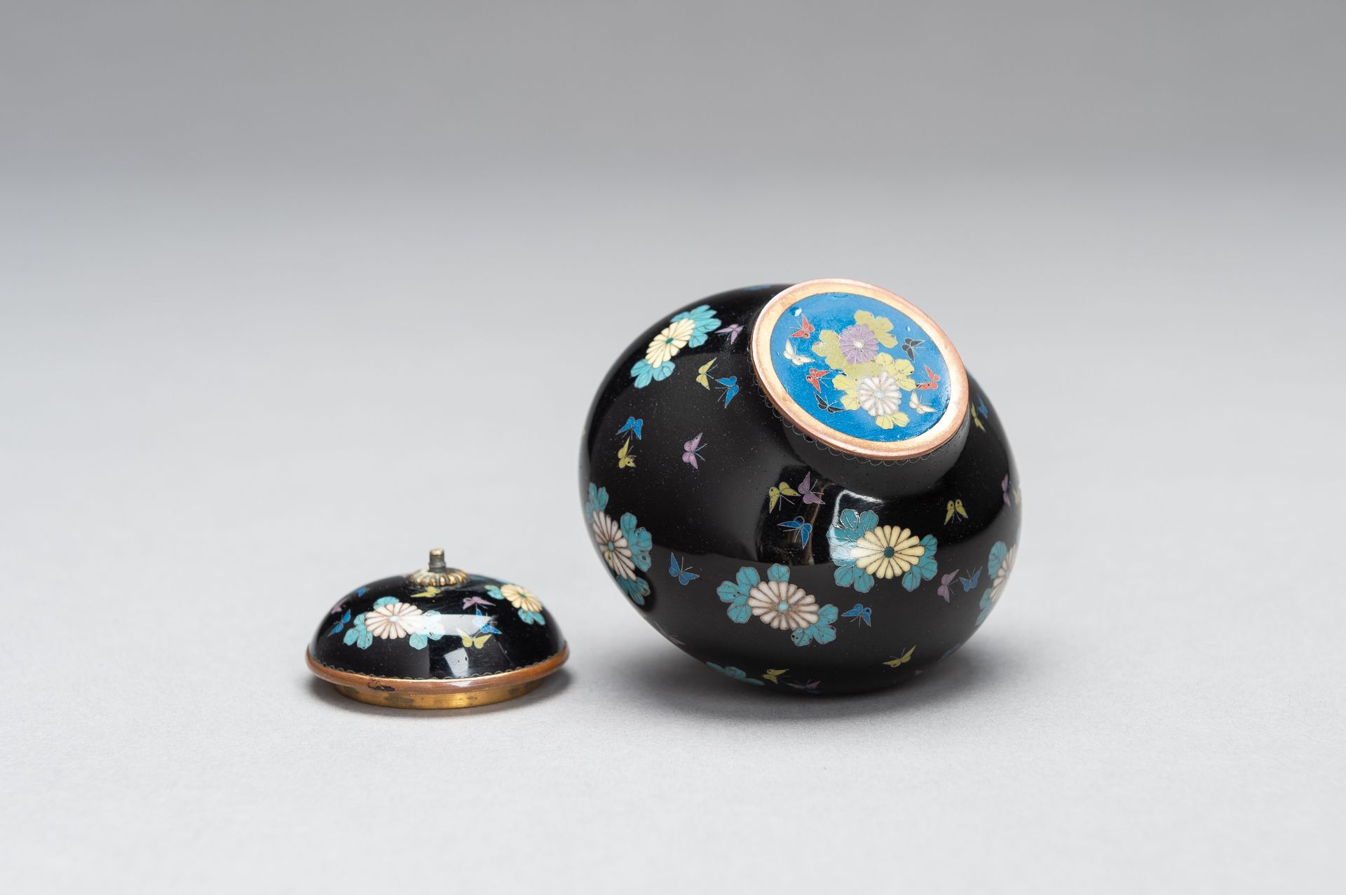 A CLOISONNÃ‰ ENAMEL MINIATURE VASE WITH COVER - Bild 8 aus 9