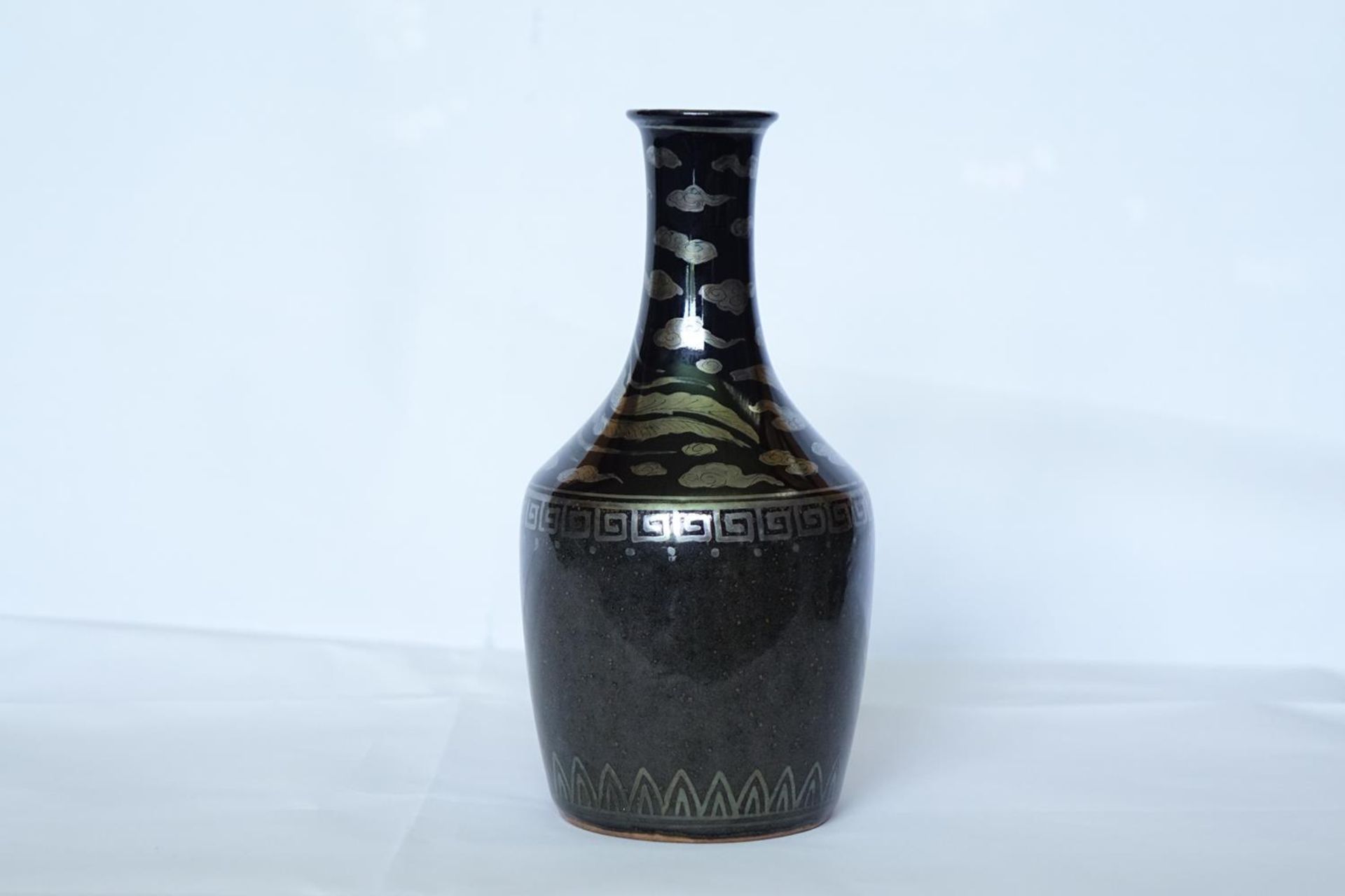 HOZEN: A BLACK GLAZED AND SILVER ENAMELED PORCELAIN VASE - Bild 7 aus 9