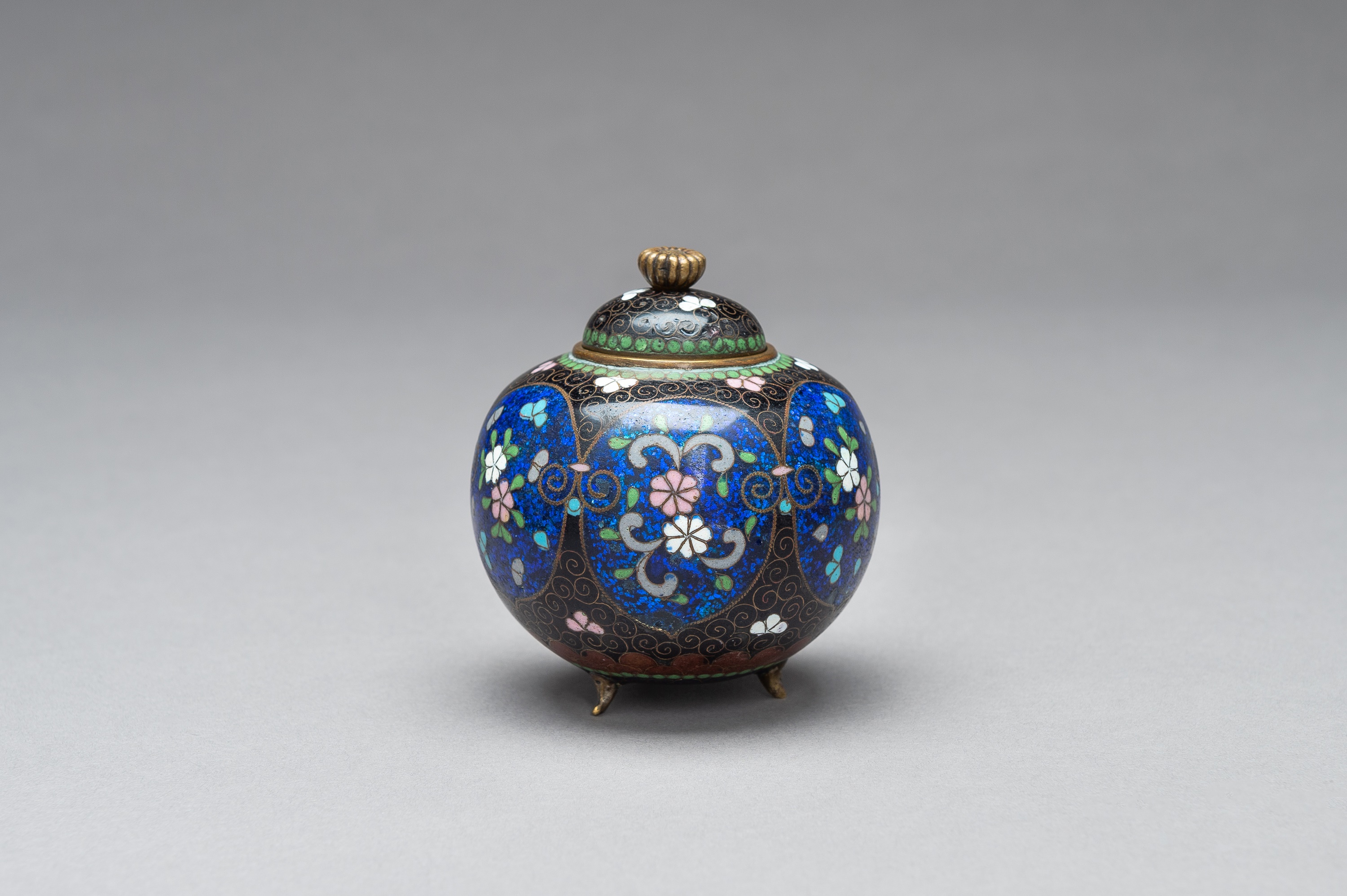 A CLOISONNÃ‰ KORO WITH COVER - Image 3 of 10