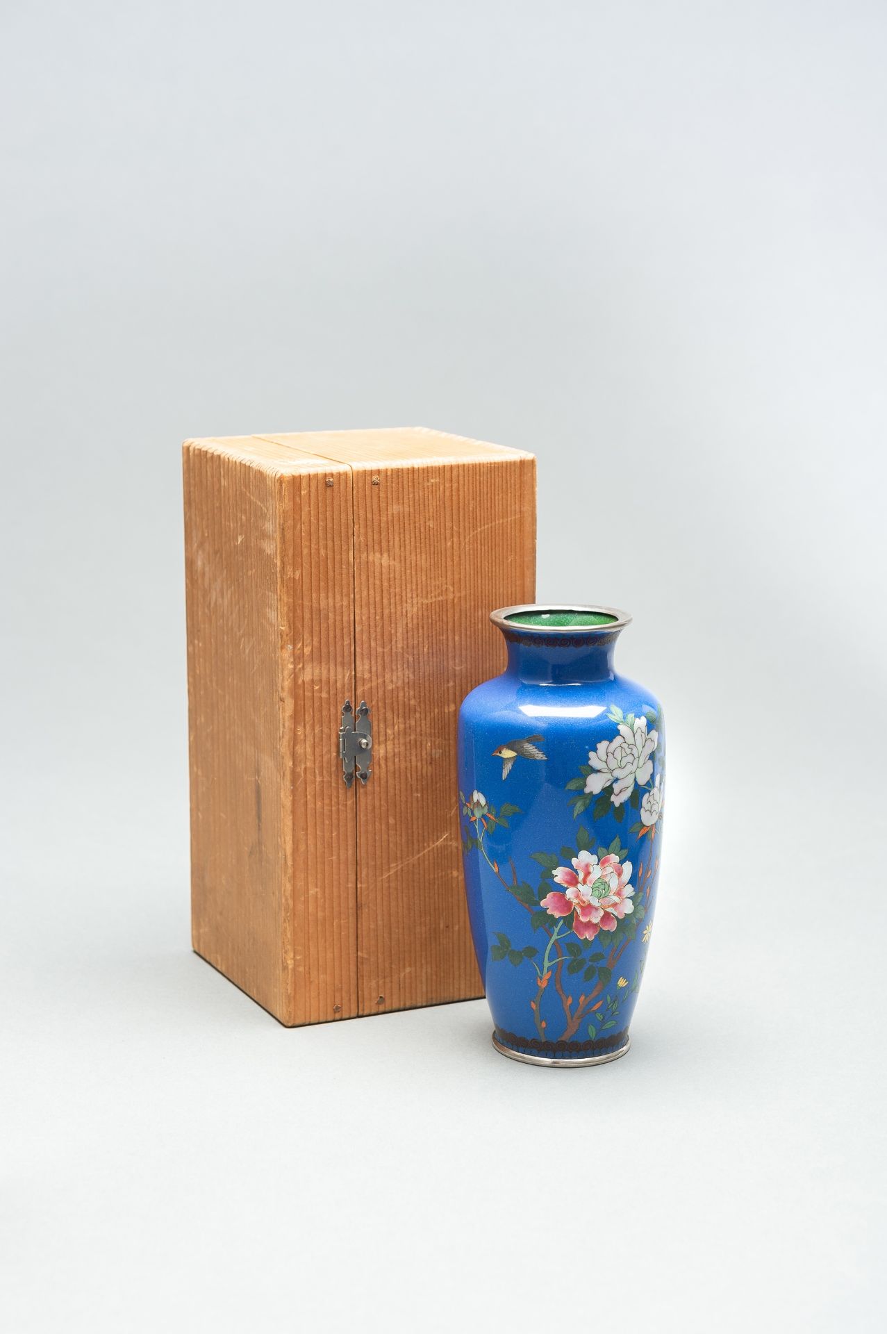 A BLUE CLOISONNÃ‰ ENAMEL VASE WITH PEONIES - Bild 10 aus 11