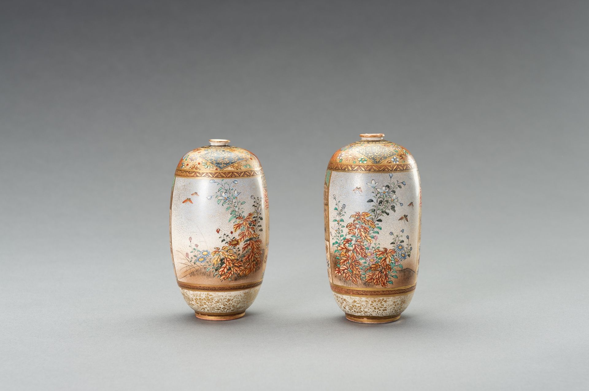 A PAIR OF SATSUMA 'AUTUMN' VASES - Bild 2 aus 12