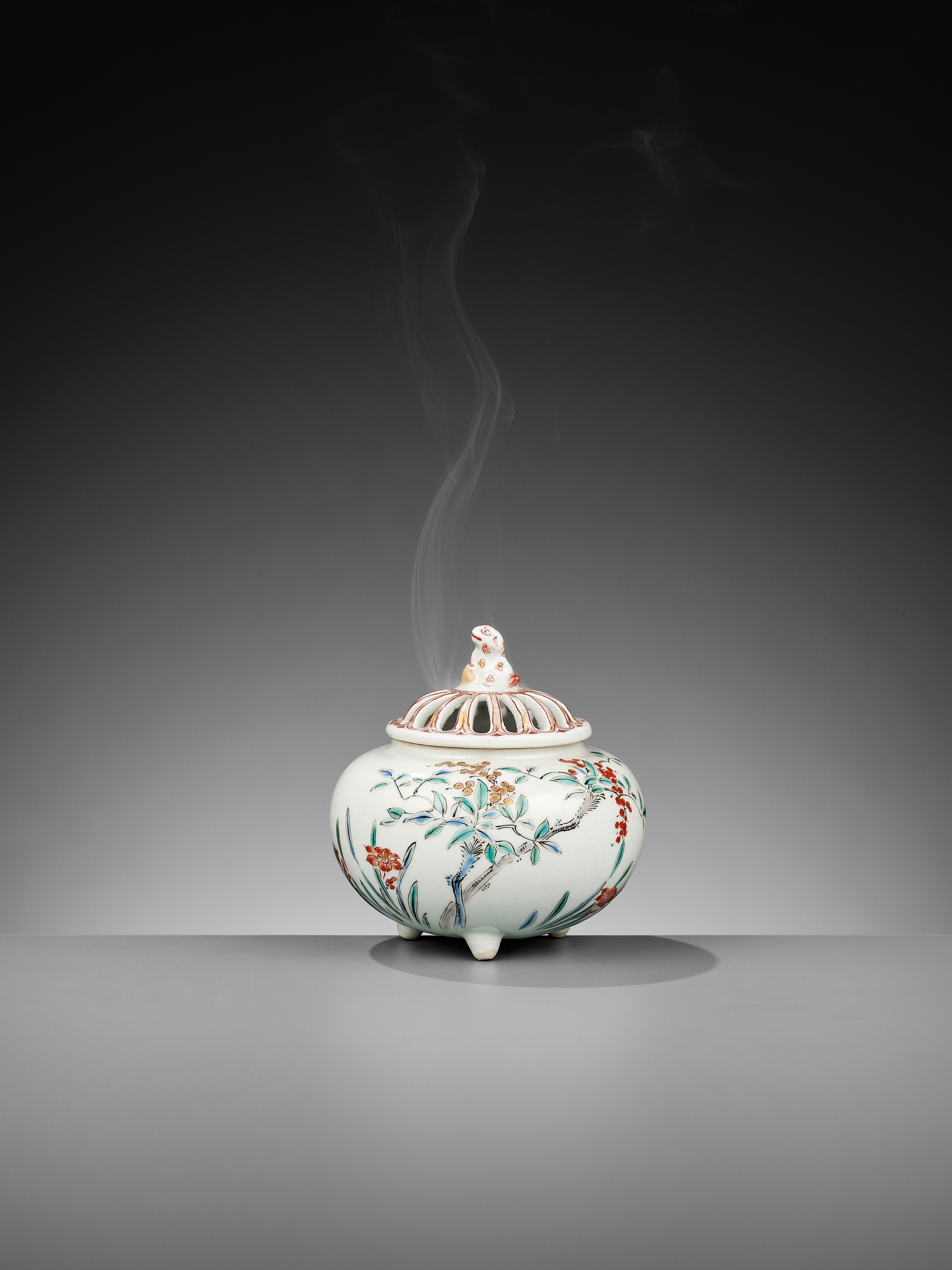 A KAKIEMON KORO (INCENSE BURNER) AND COVER - Image 2 of 10