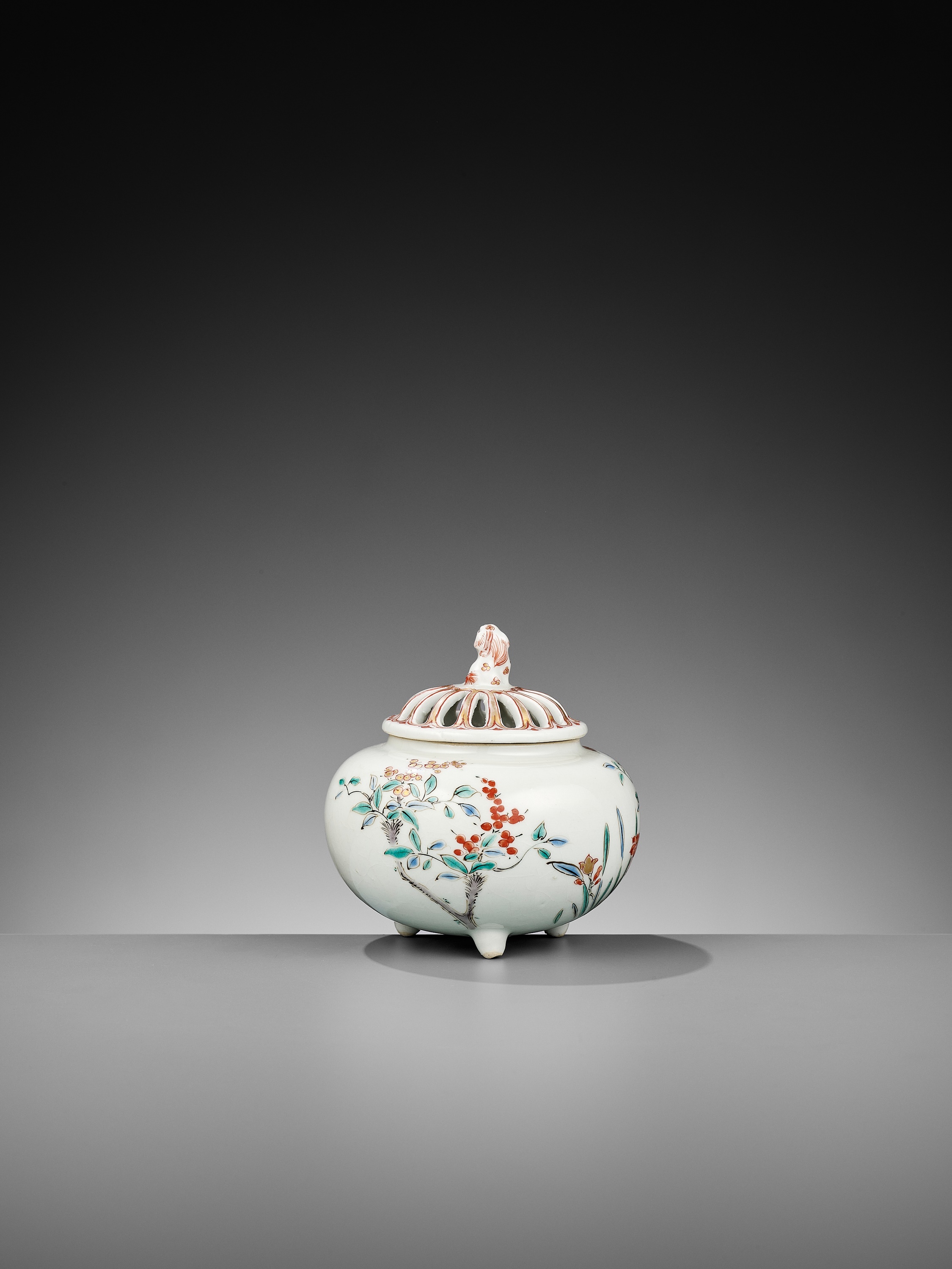 A KAKIEMON KORO (INCENSE BURNER) AND COVER - Image 7 of 10