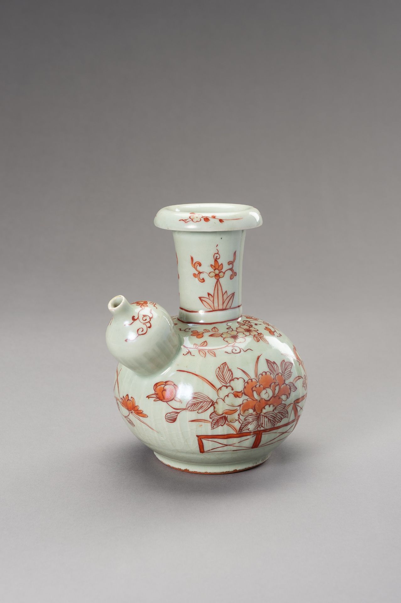 AN IMARI CELADON GROUND POURING VESSEL, KENDI, EDO PERIOD - Bild 5 aus 11