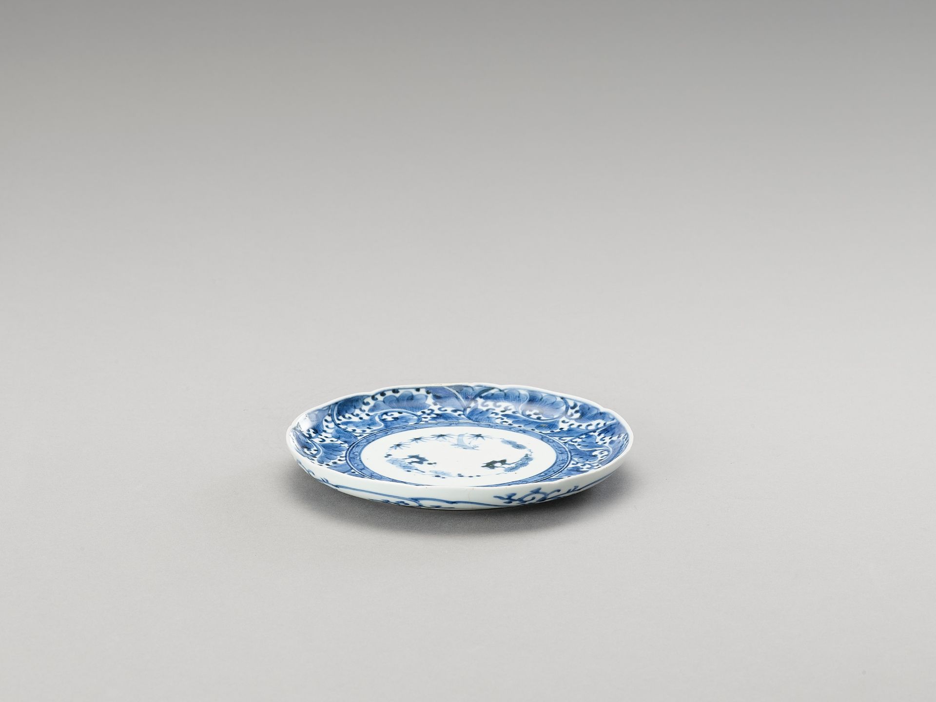 A BLUE AND WHITE ARITA PORCELAIN 'FLORAL' DISH - Bild 4 aus 4