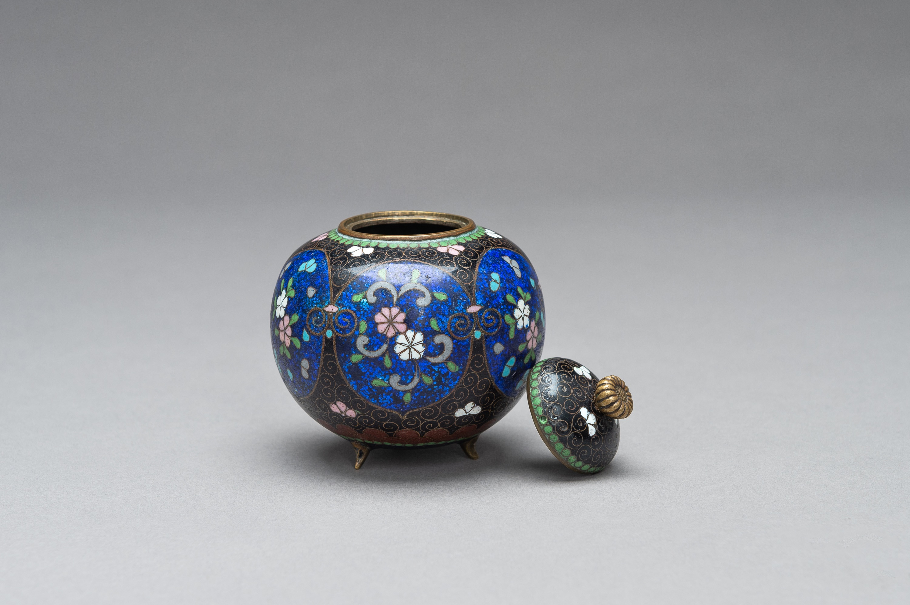 A CLOISONNÃ‰ KORO WITH COVER - Image 6 of 10