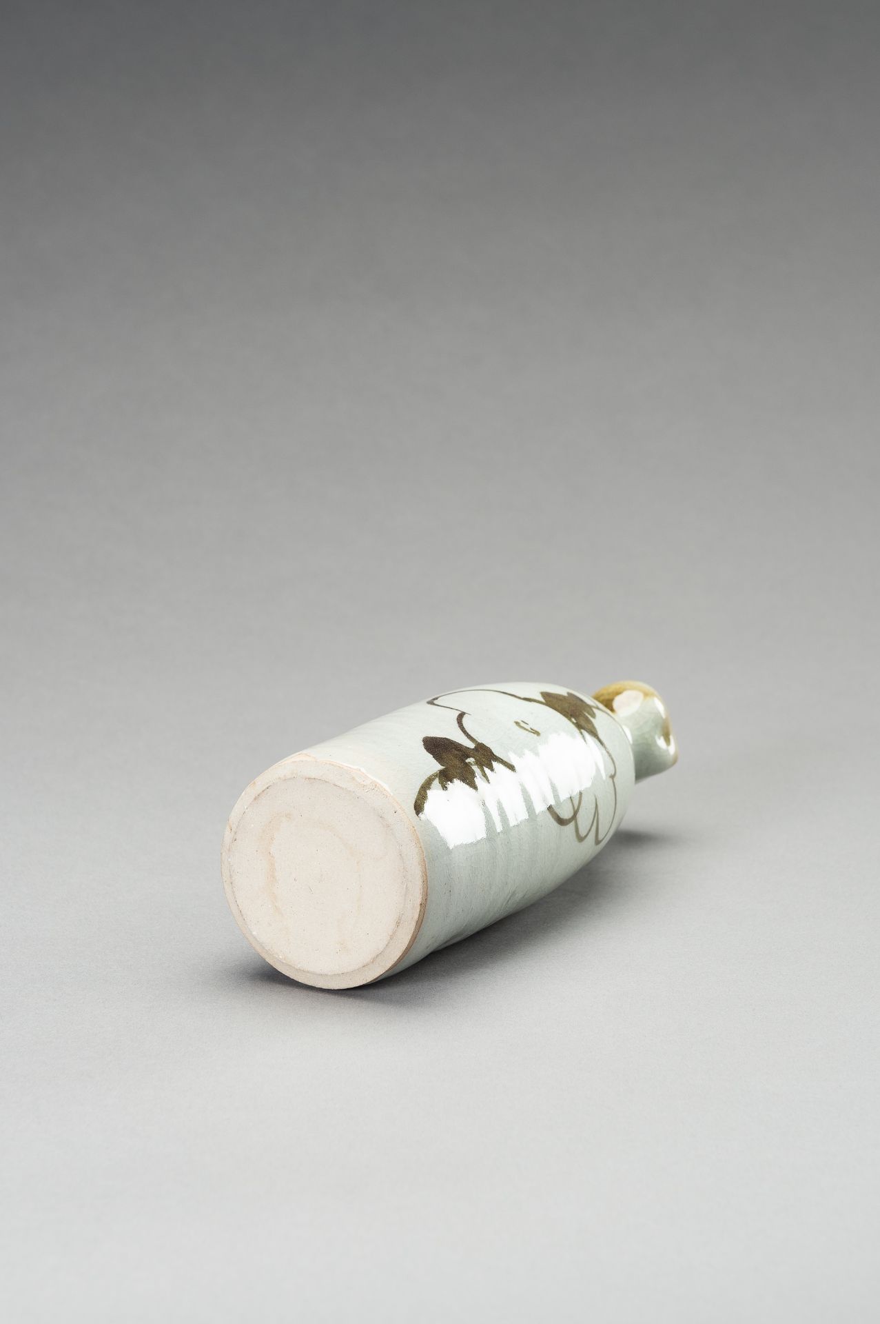 A PARTLY GLAZED CERAMIC SAKE BOTTLE - Bild 8 aus 8