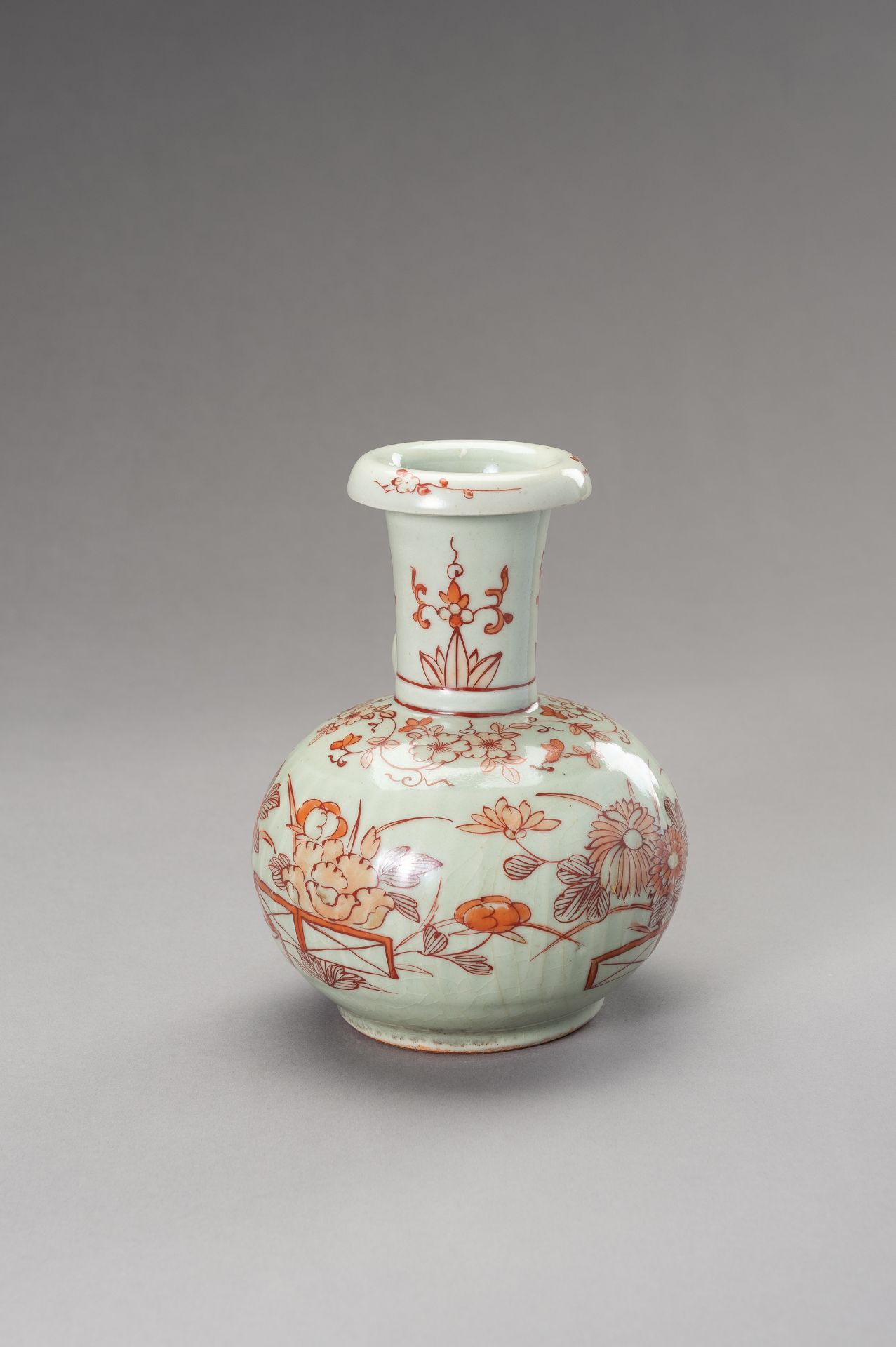 AN IMARI CELADON GROUND POURING VESSEL, KENDI, EDO PERIOD - Bild 3 aus 11