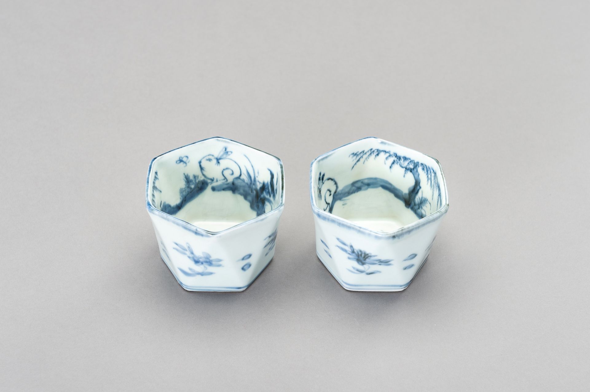 A SET OF BLUE AND WHITE HEXAGONAL CUPS, 19TH CENTURY - Bild 4 aus 12