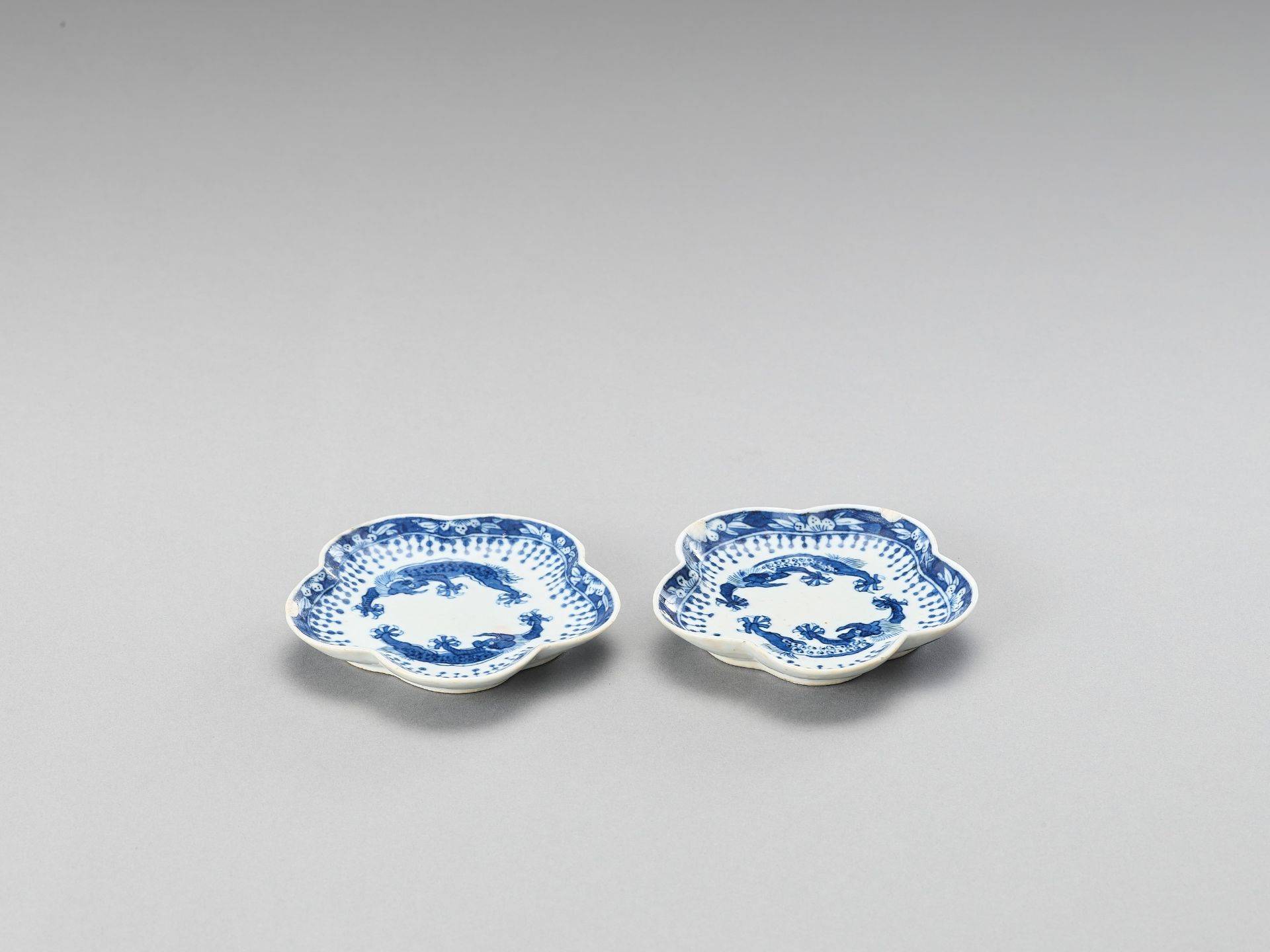 A SMALL PAIR OF LOBED BLUE AND WHITE PORCELAIN DISHES - Bild 4 aus 5